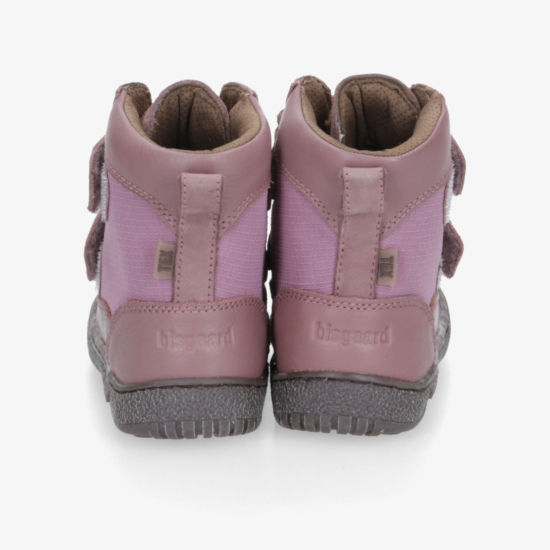 Robuste Outdoor Stiefel mit gepolstertem Schaft und rutschfester Sohle, Rückansicht zweier Schuhe im Bild