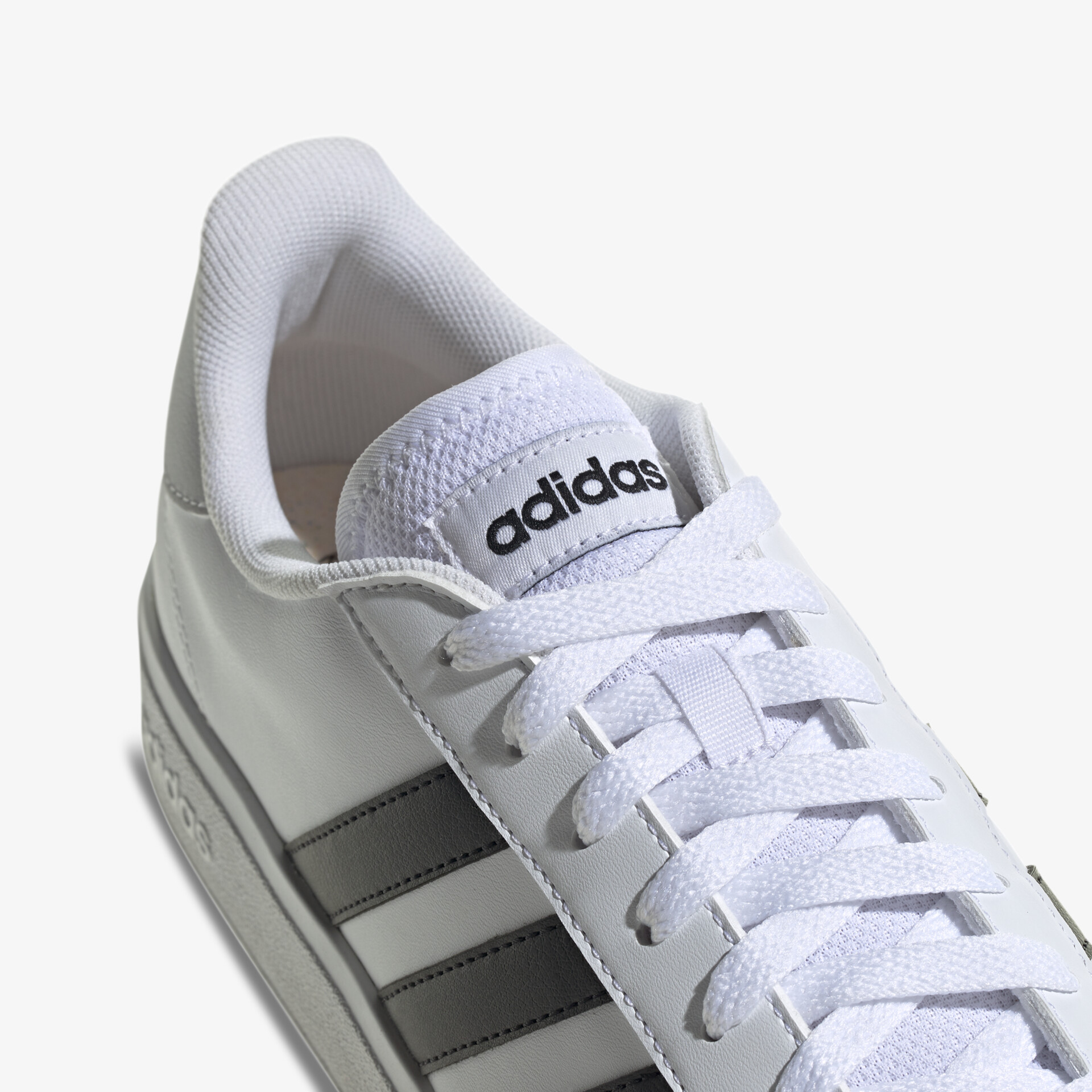 Moderner weißer Adidas-Sneaker mit ikonischen Streifen und schnittigem Design, perfekt für jeden Anlass.