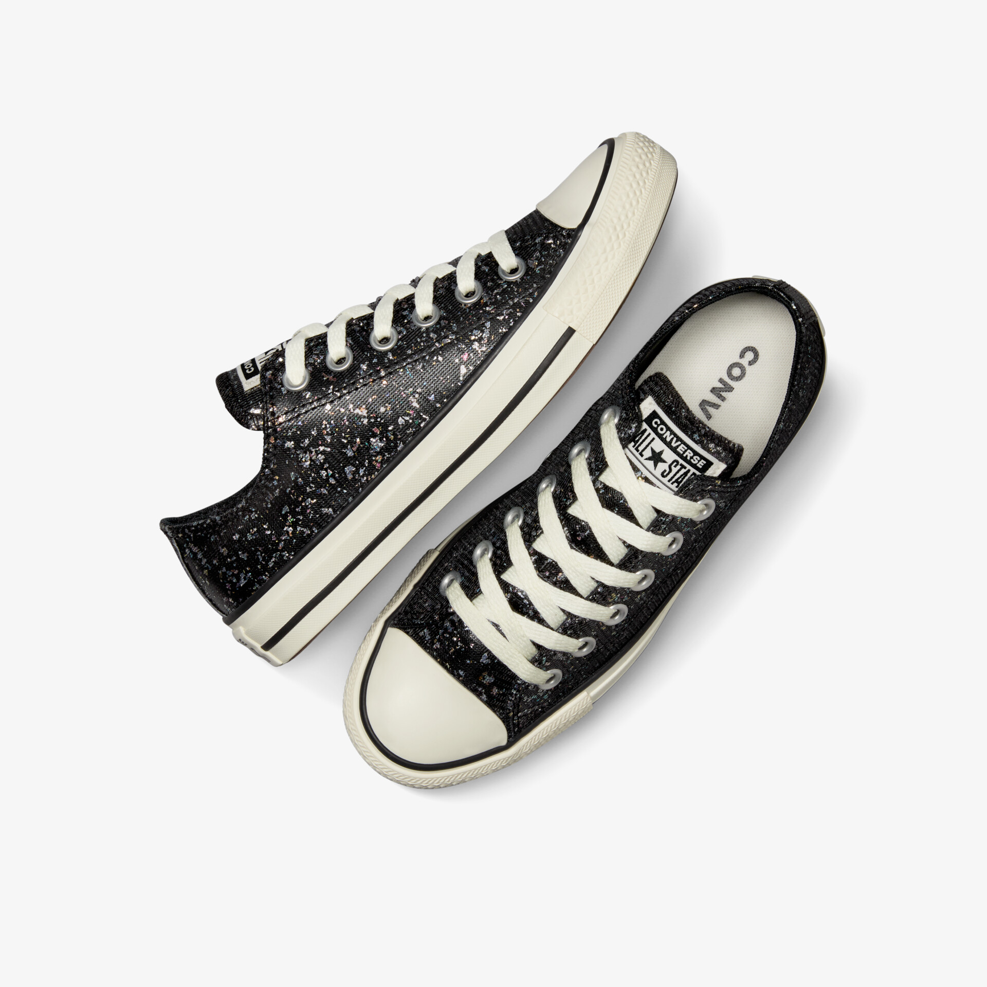Sportlicher schwarzer Sneaker mit weißer Sohle und Glitzereffekt, bequem und modisch für vielfältigen Alltag