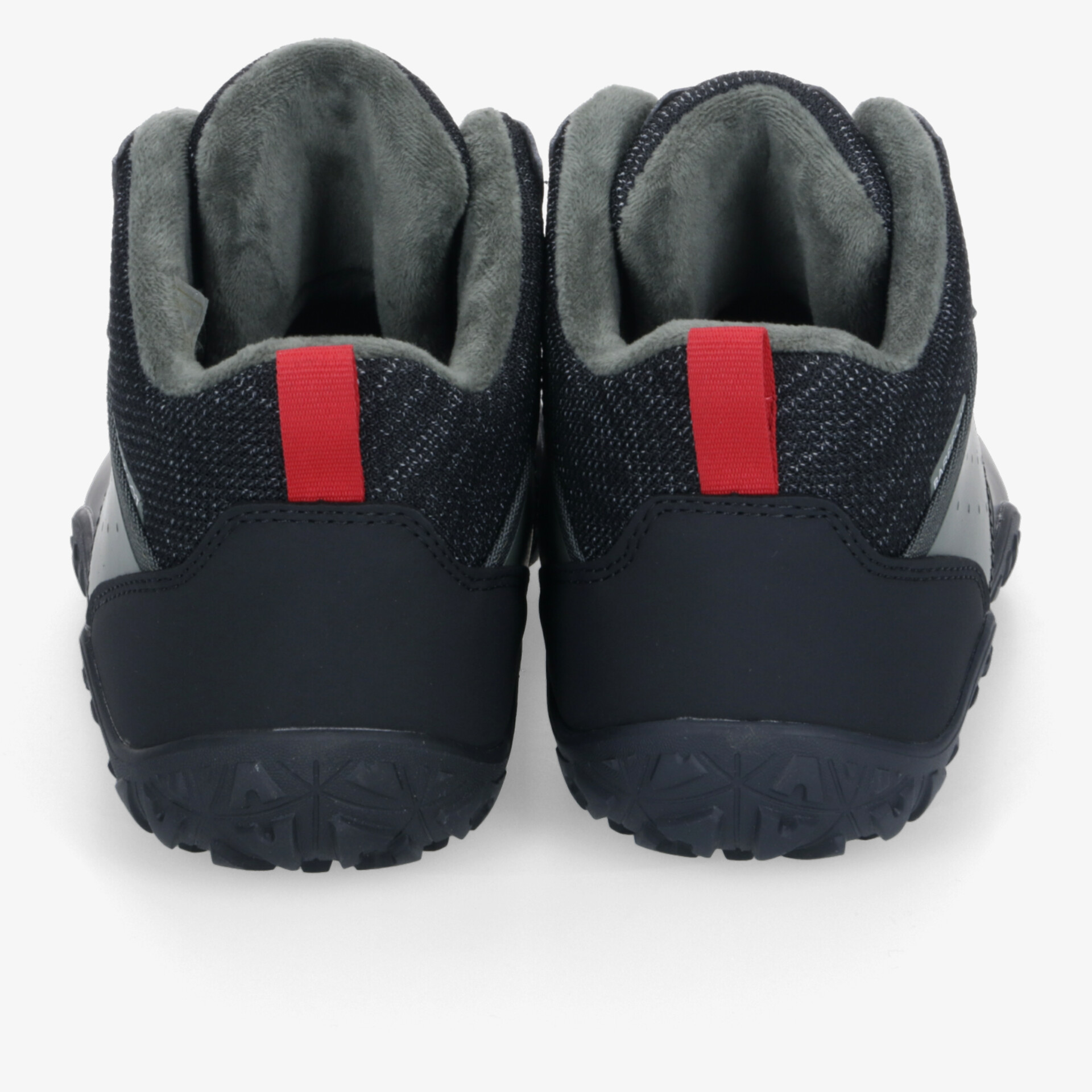 Robuste und bequeme Sportschuhe mit gepolstertem Schaft und rutschfester Sohle in Rückansicht, ideal für sicheren Halt