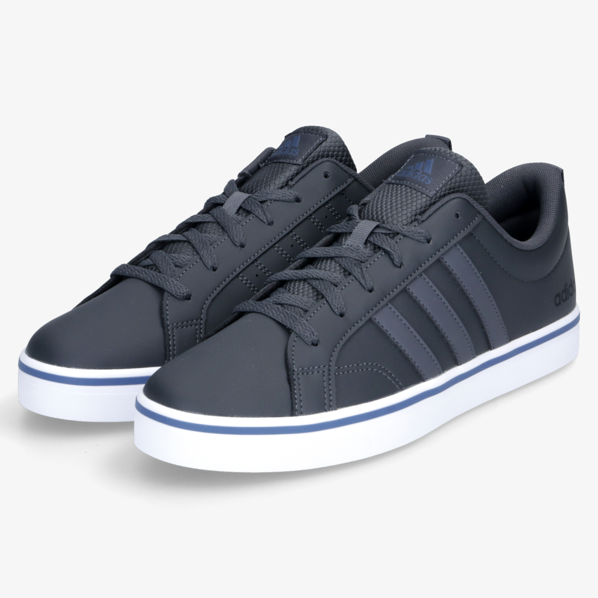 Sportlich-klassische schwarze Sneaker mit weißen Sohlen und praktischen Schnürsenkeln für optimalen Komfort