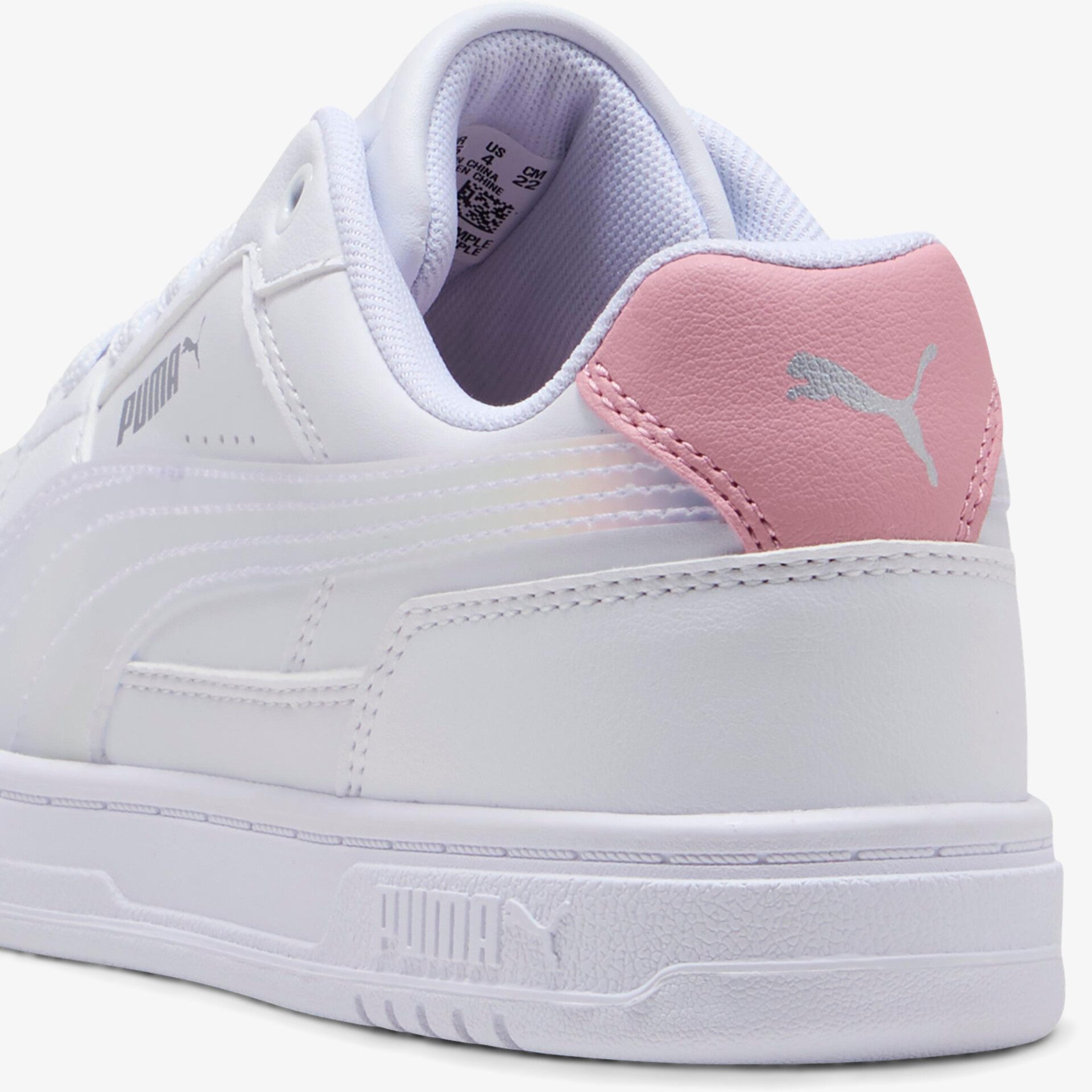 Weißer Sportschuh mit pinkem Fersenbereich, komfortabel und modern gestaltet, ideal für aktiven Alltag