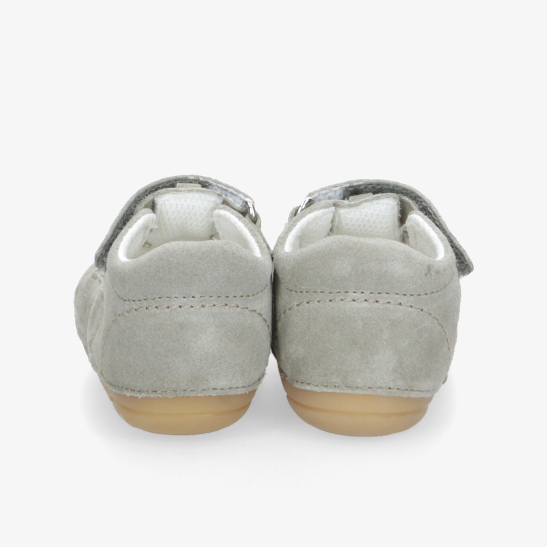 Rückansicht von grauen Schuhen mit weichem Obermaterial und stabiler, rutschfester Sohle