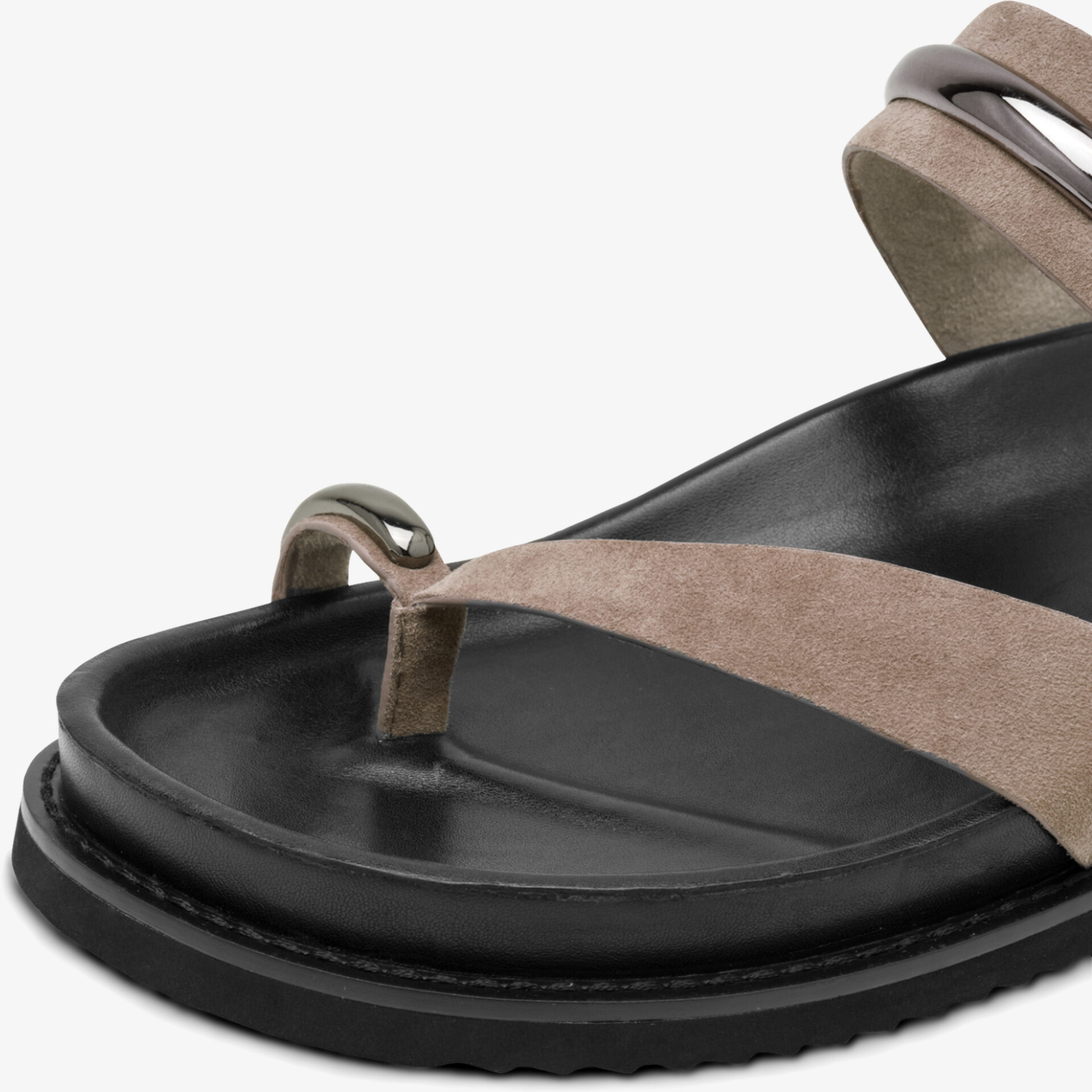 Detailansicht einer modernen Sandale mit weichem Riemen und flacher, komfortabler Sohle