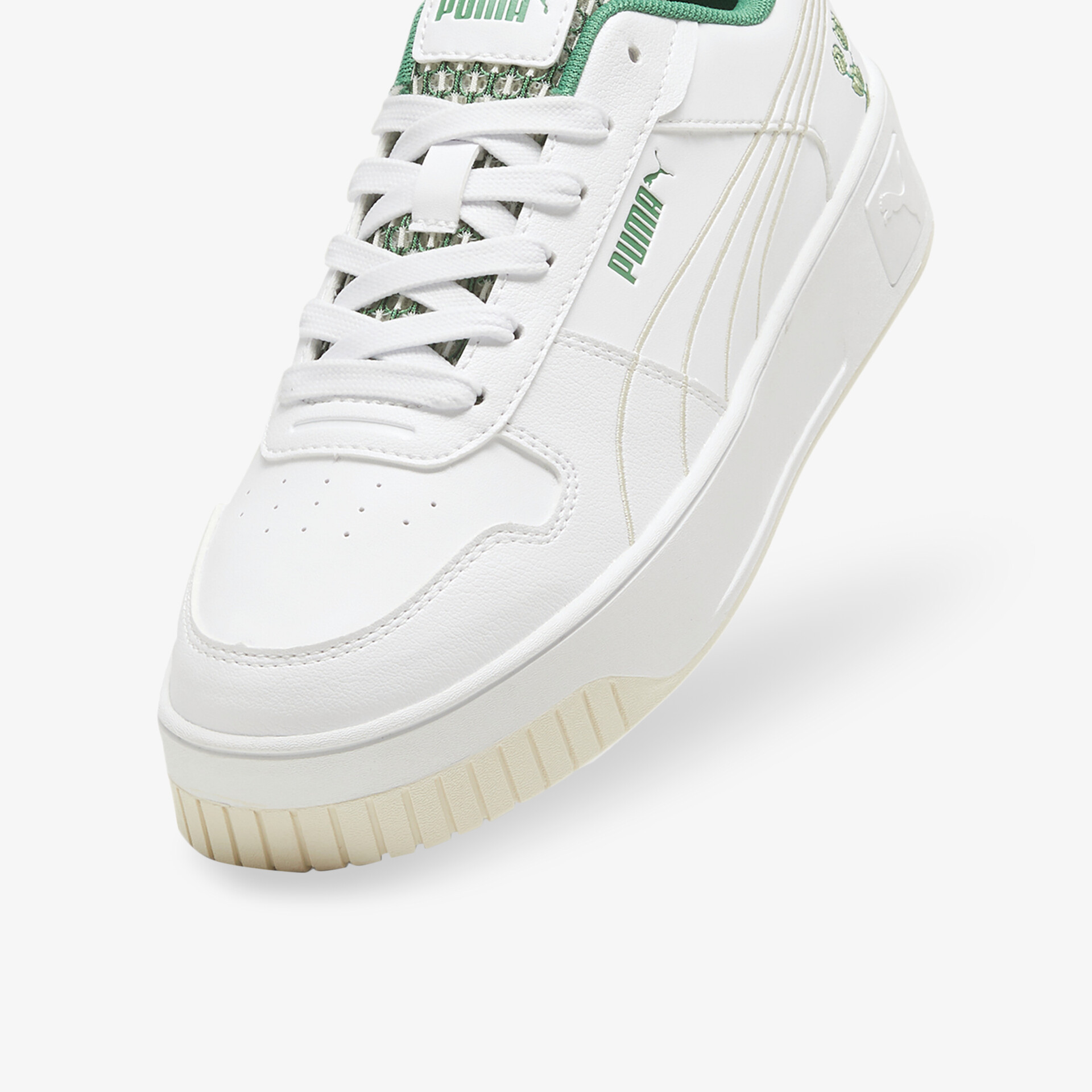 Weißer Sneaker mit grünem Logo, sportlich und bequem, langlebige Sohle und gepolsterter Schuhkragen