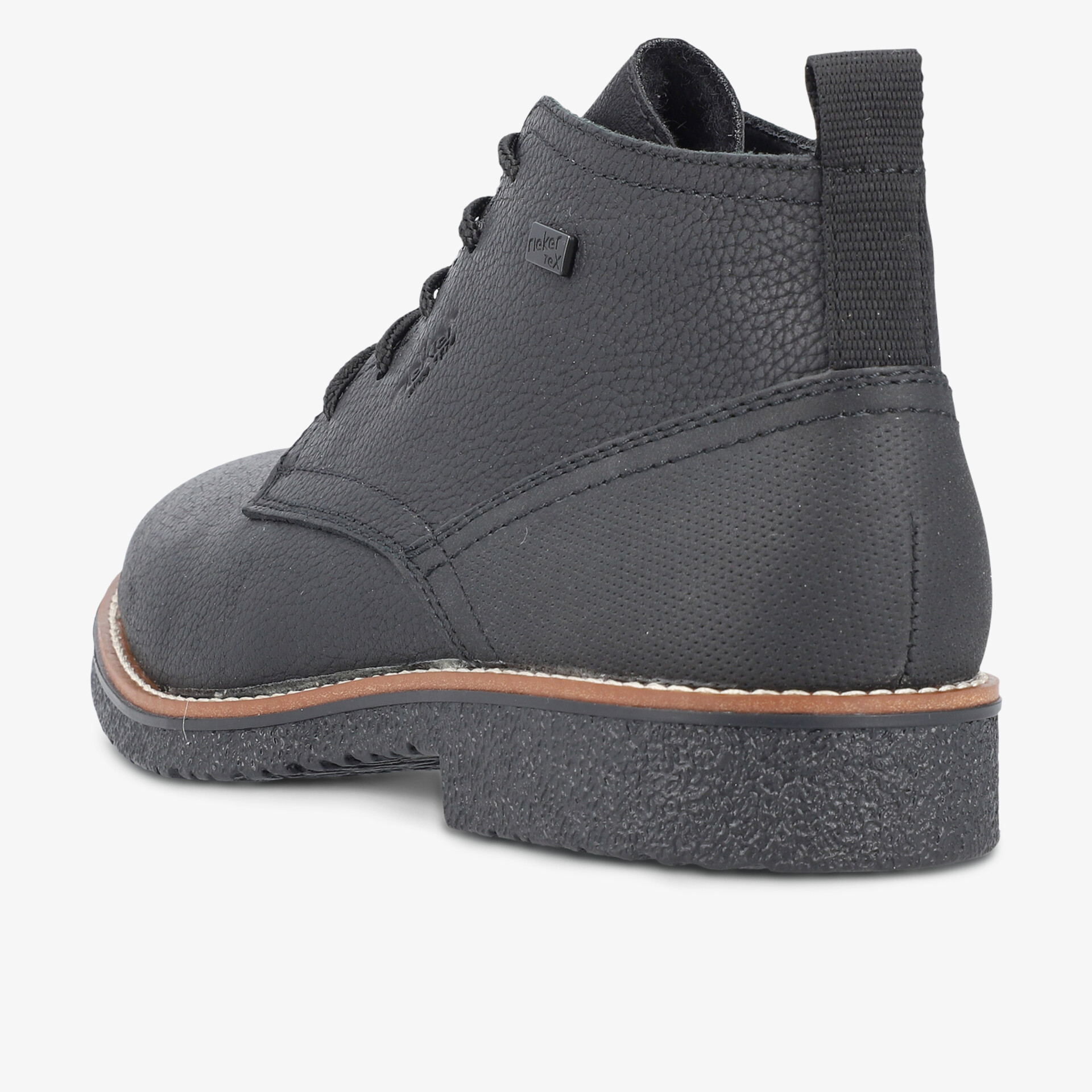 Seitliche Ansicht eines schwarzen robusten Schuhs mit dezenter Naht und komfortabler Sohle