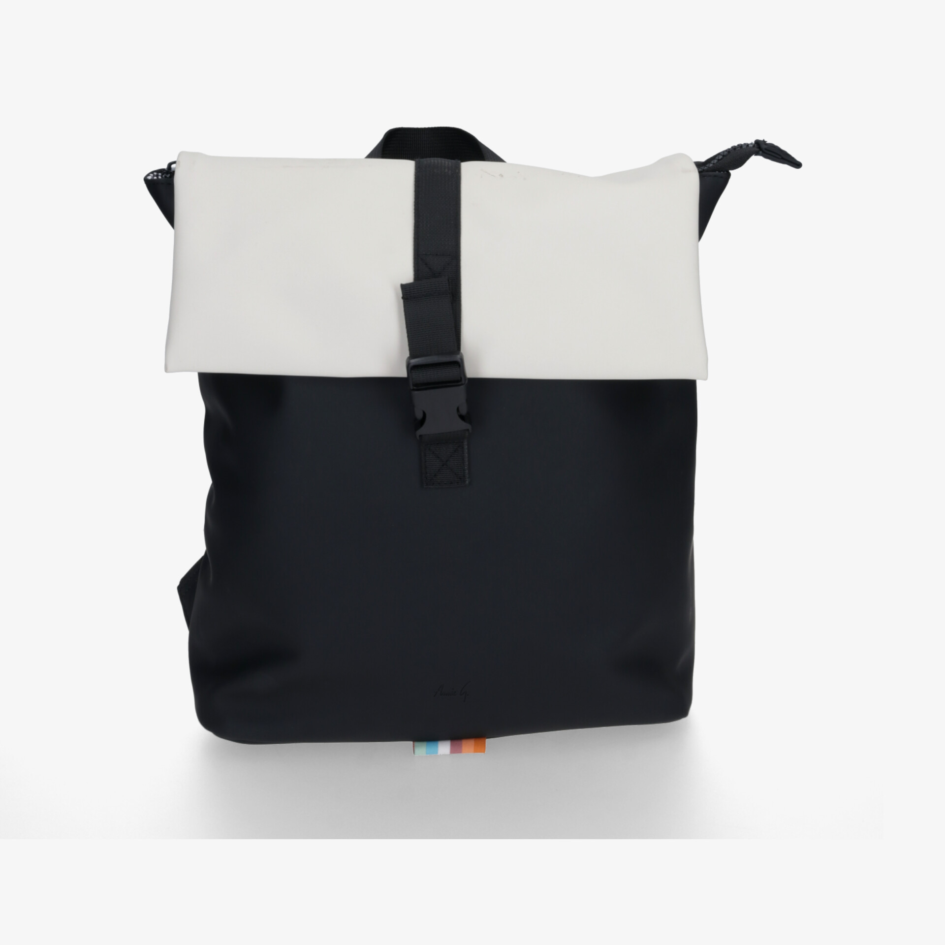 Moderner schwarz-weißer Rucksack mit großer Klappe und praktischer Schnalle für sicheren Verschluss