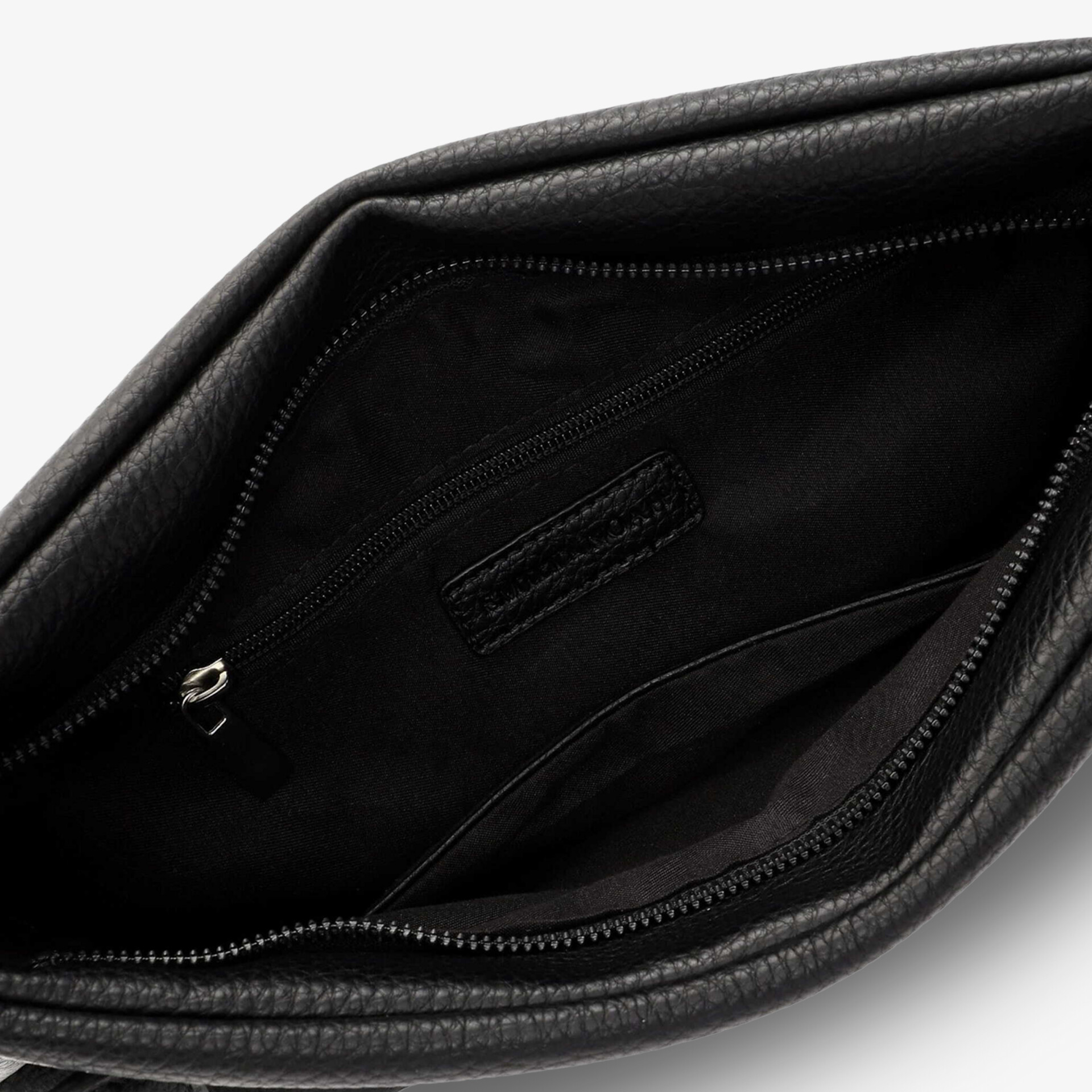 Detailansicht des Innenraums einer schwarzen Tasche mit Reißverschluss und organisiertem Fach