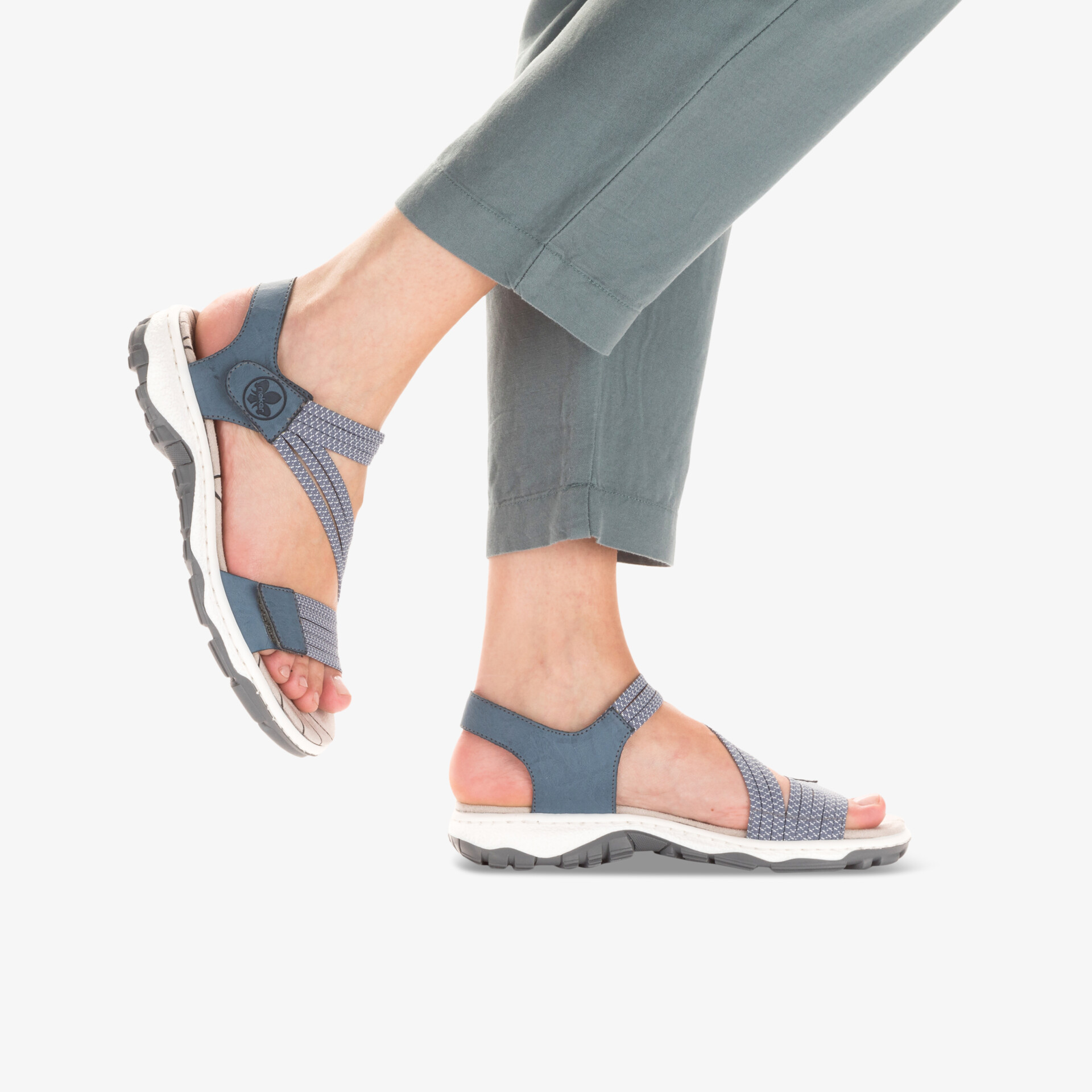 Leichte, komfortable graue Sandale mit verstellbaren Riemen und ergonomischer rutschfester Sohle, ideal für den Alltag