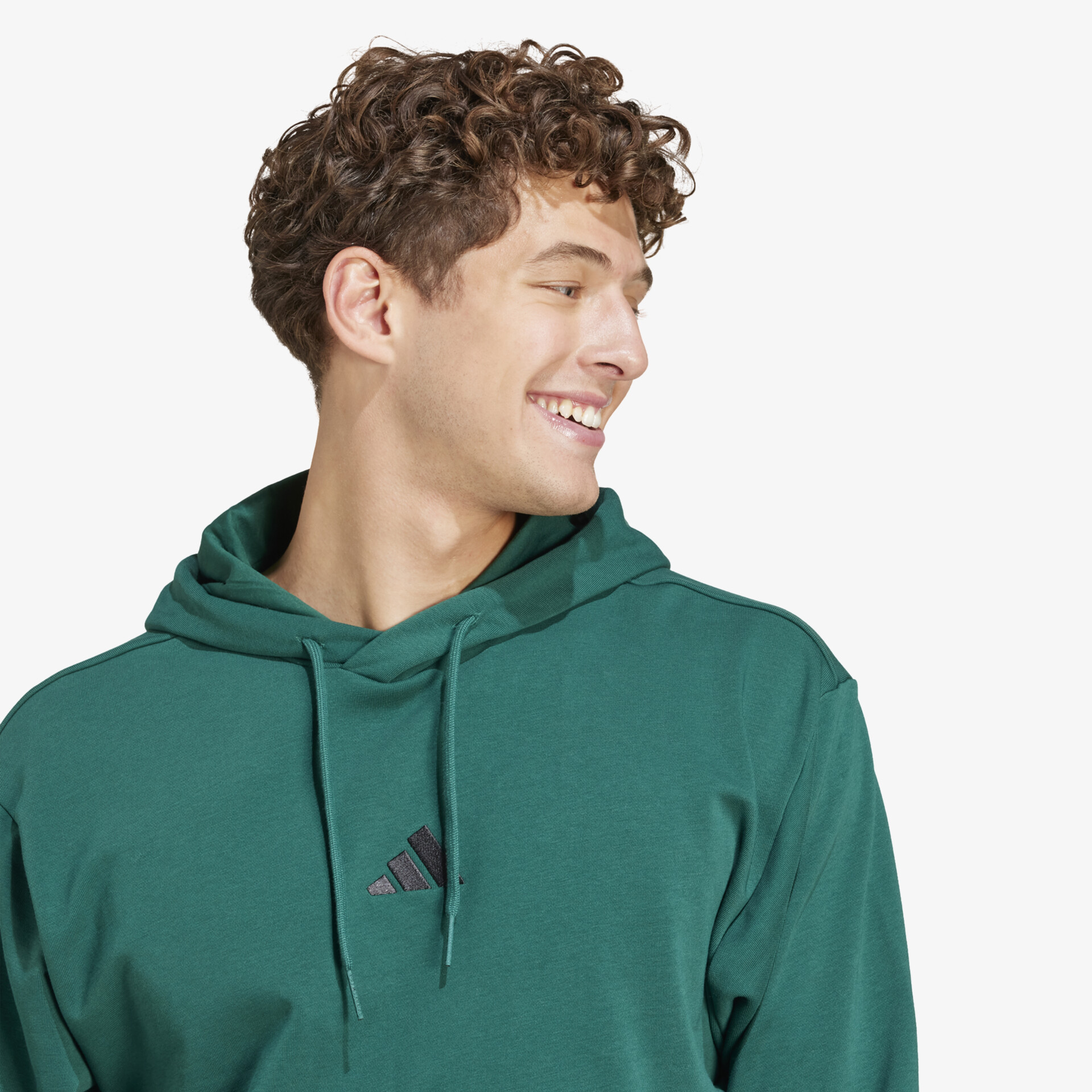 Junge mit grünem Kapuzenpullover, lässiger und bequemer Stil, weiches und atmungsaktives Material