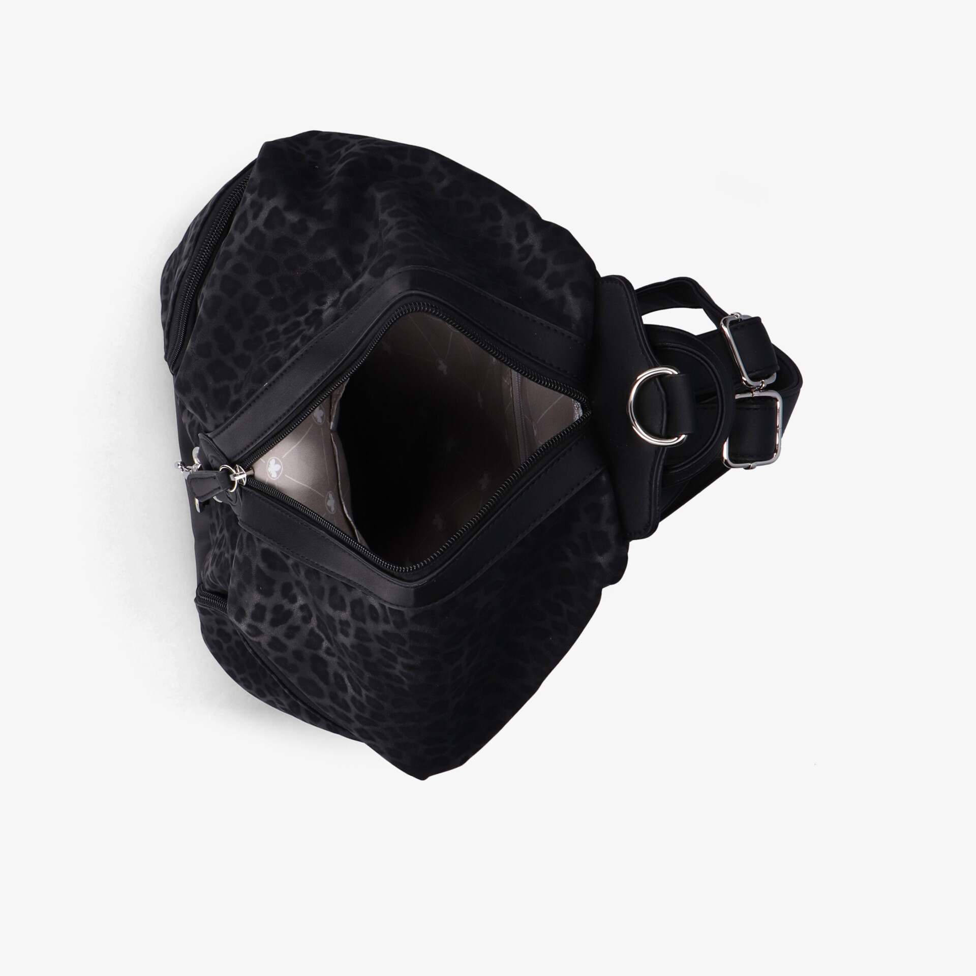 Detailaufnahme einer schwarzen Tasche mit Reißverschluss, weichem Material und praktischem Design