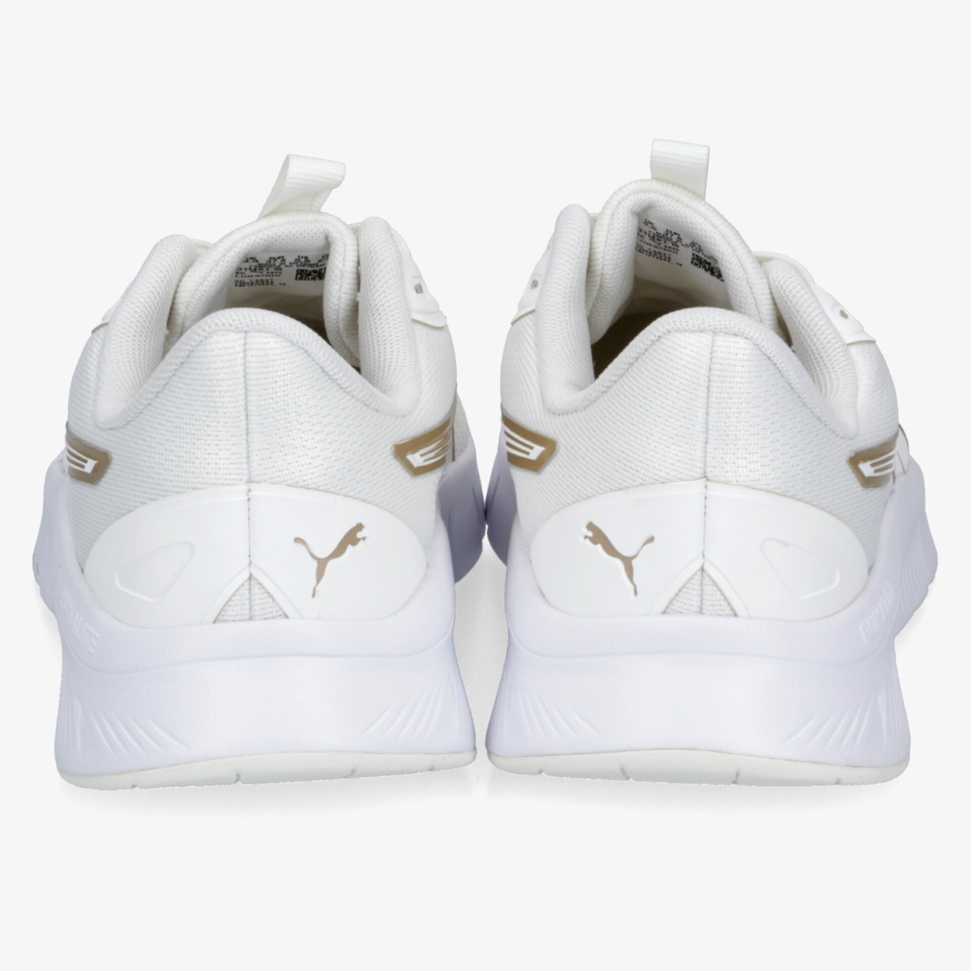 Elegante weiße Sneaker mit markantem Markenlogo, ideal für Komfort und Stil im Alltag.