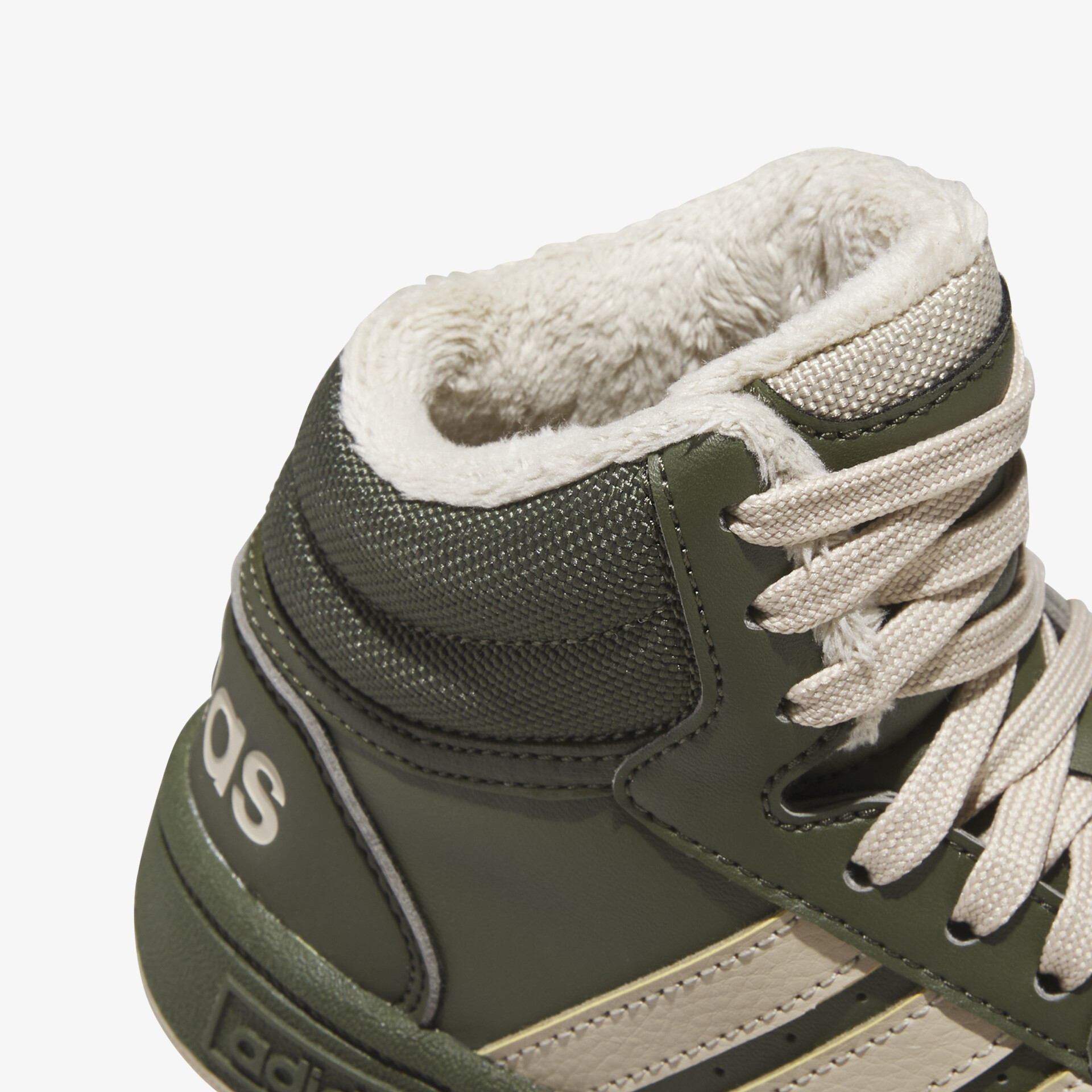 Detailaufnahme eines olivgrünen Sportschuhs mit weichem, flauschigem Innenfutter und stabiler Schnürung