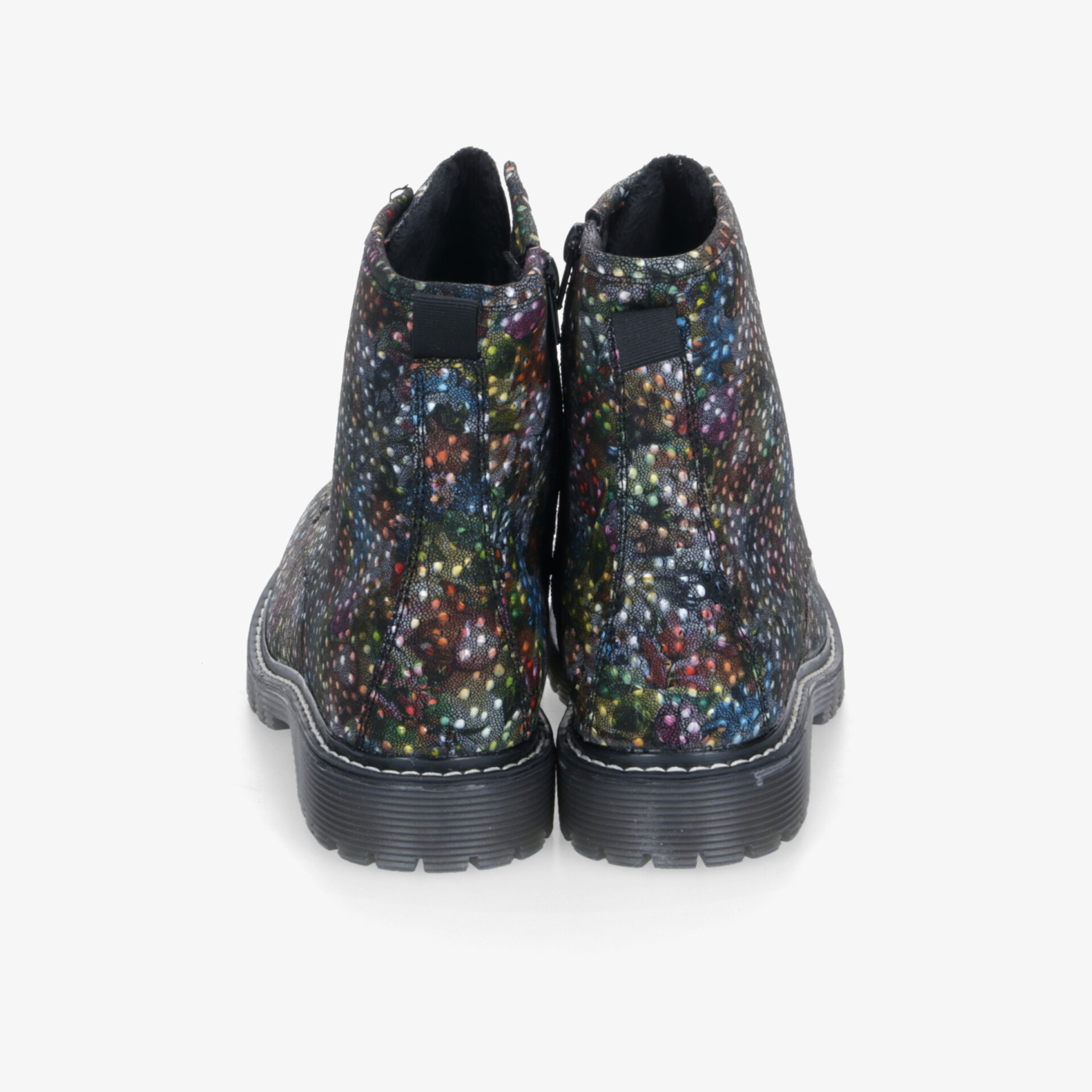 Rückansicht eines knöchelhohen robusten schuhs mit farbigem punktemuster und rutschfester profilsohle