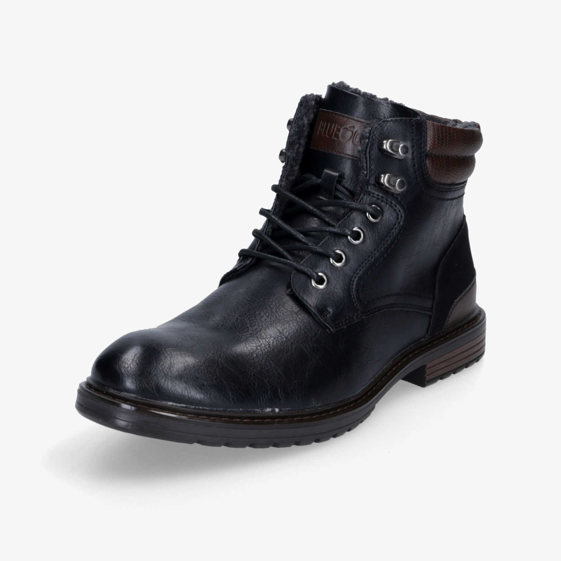 Robuster schwarzer Stiefel mit hochwertigem Leder, bequemem Sitz und rutschfester Sohle, in schräger Vorderansicht