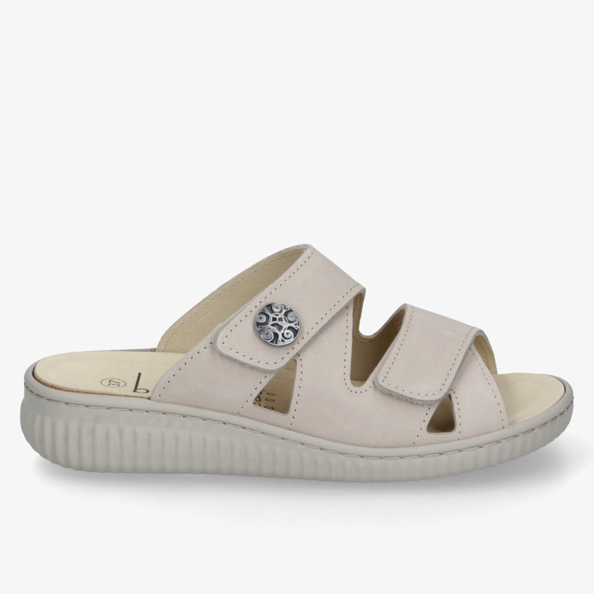 Leichte und bequeme Sandale in hellbeige mit verstellbaren Klettverschlüssen und rutschfester flexibler Sohle, seitliche Ansicht