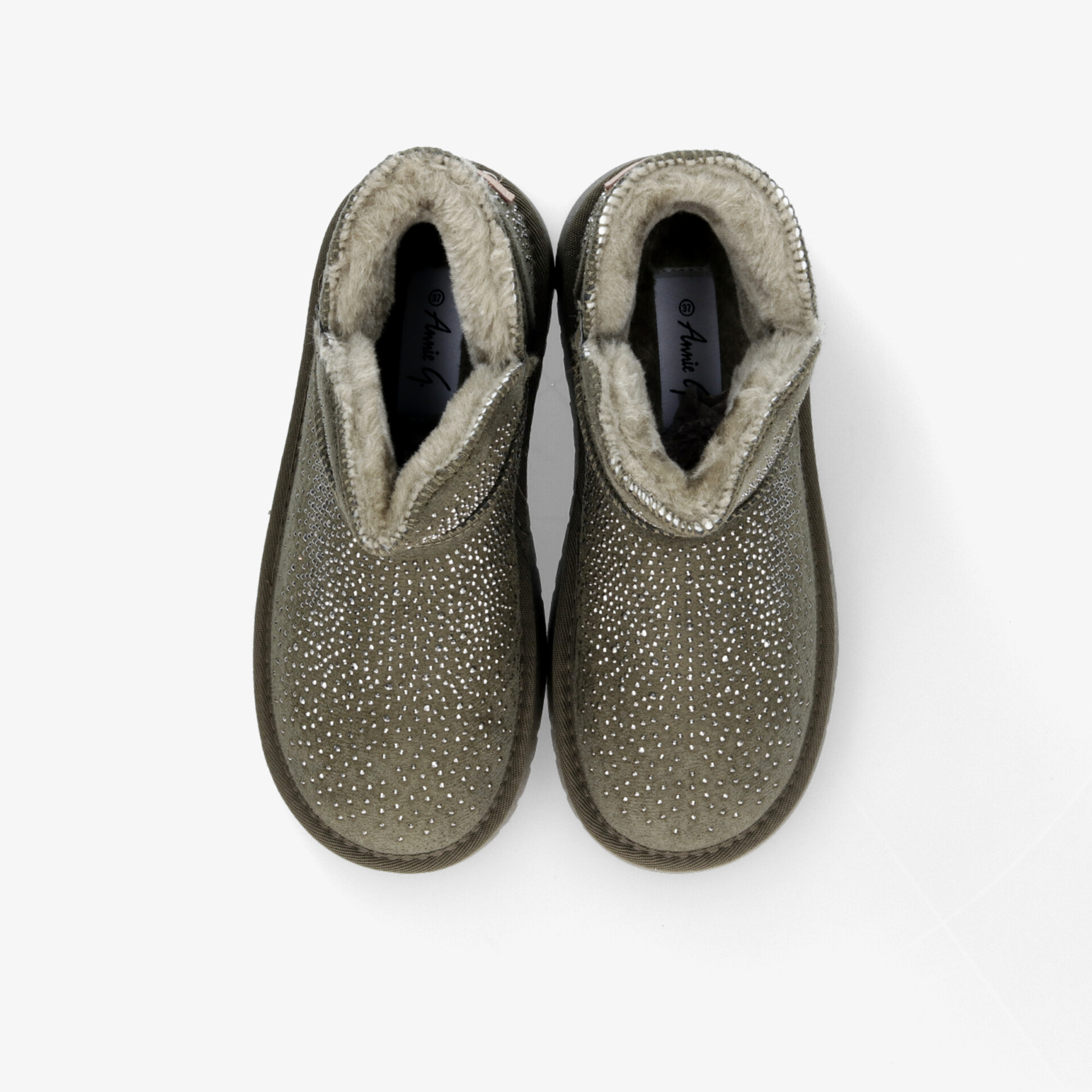 Bequeme und weich gefütterte Hausschuhe in Grau, ideal für angenehmen Komfort und sicheren Halt zuhause