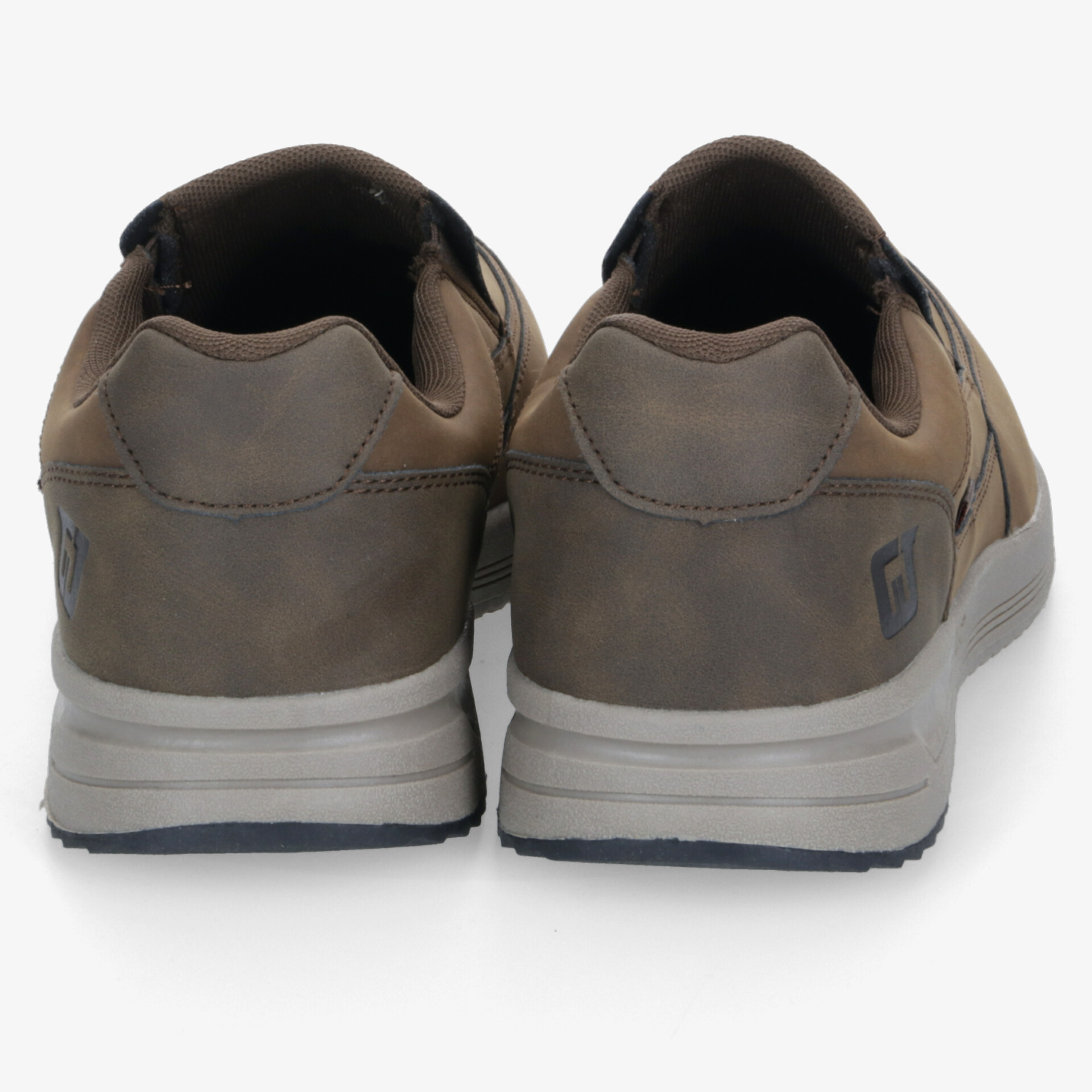 Braune Ledersneaker mit weicher Polstersohle, robust und bequem, Rückansicht zweier Schuhe nebeneinander