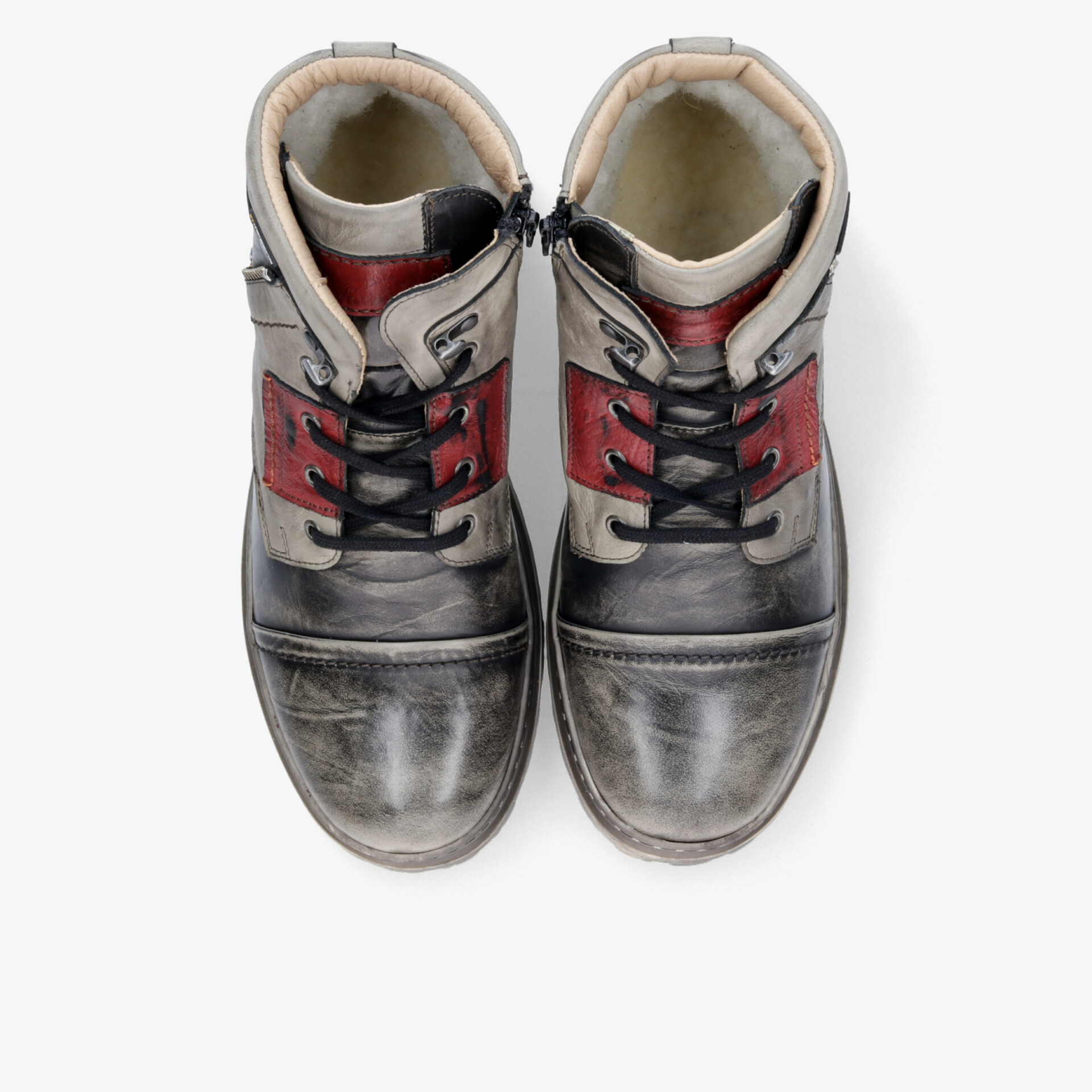 Robuste schwarze Stiefel mit roten Akzenten, gepolstertem Innenfutter und robusten Schnürsenkeln, von oben fotografiert