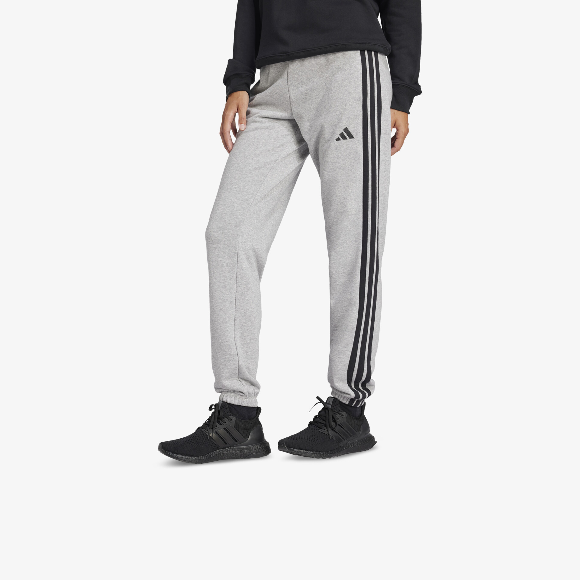 Schwarzer Sneaker seitlich getragen, bequem und leicht mit sportlichem Design und rutschfester Sohle