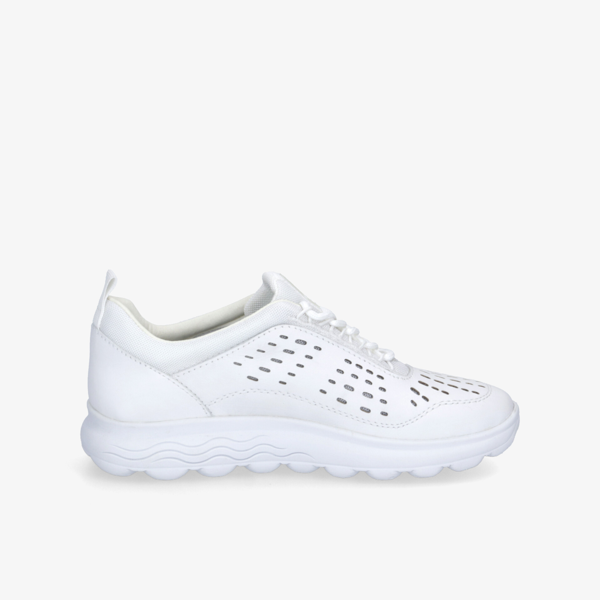 Moderner weißer Sneaker mit perforiertem Obermaterial für optimalen Tragekomfort und Flexibilität.
