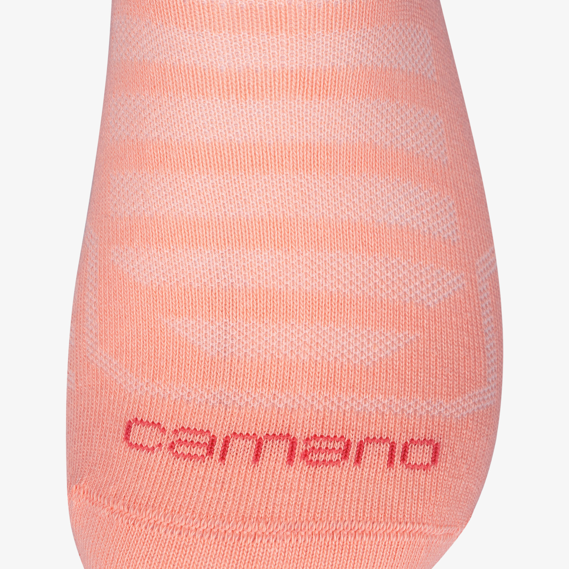 Detailaufnahme weiches elastisches Material mit Carmena Logo, nahtlos und atmungsaktiv für hohen Tragekomfort