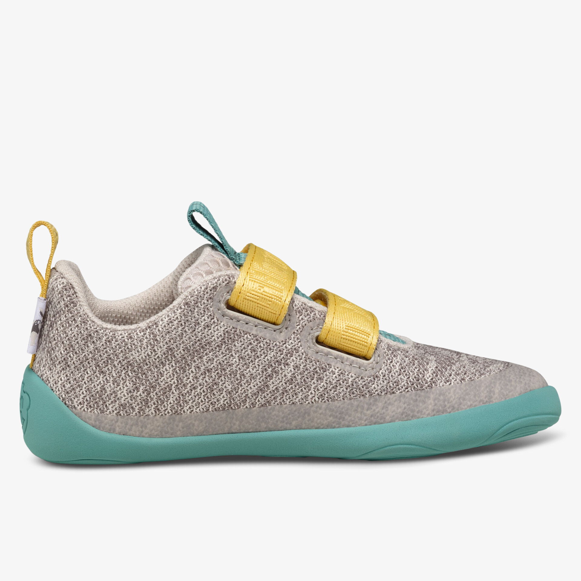 Seitenansicht eines leichten Freizeitschuhs mit atmungsaktivem Obermaterial und flexiblem Klettverschluss