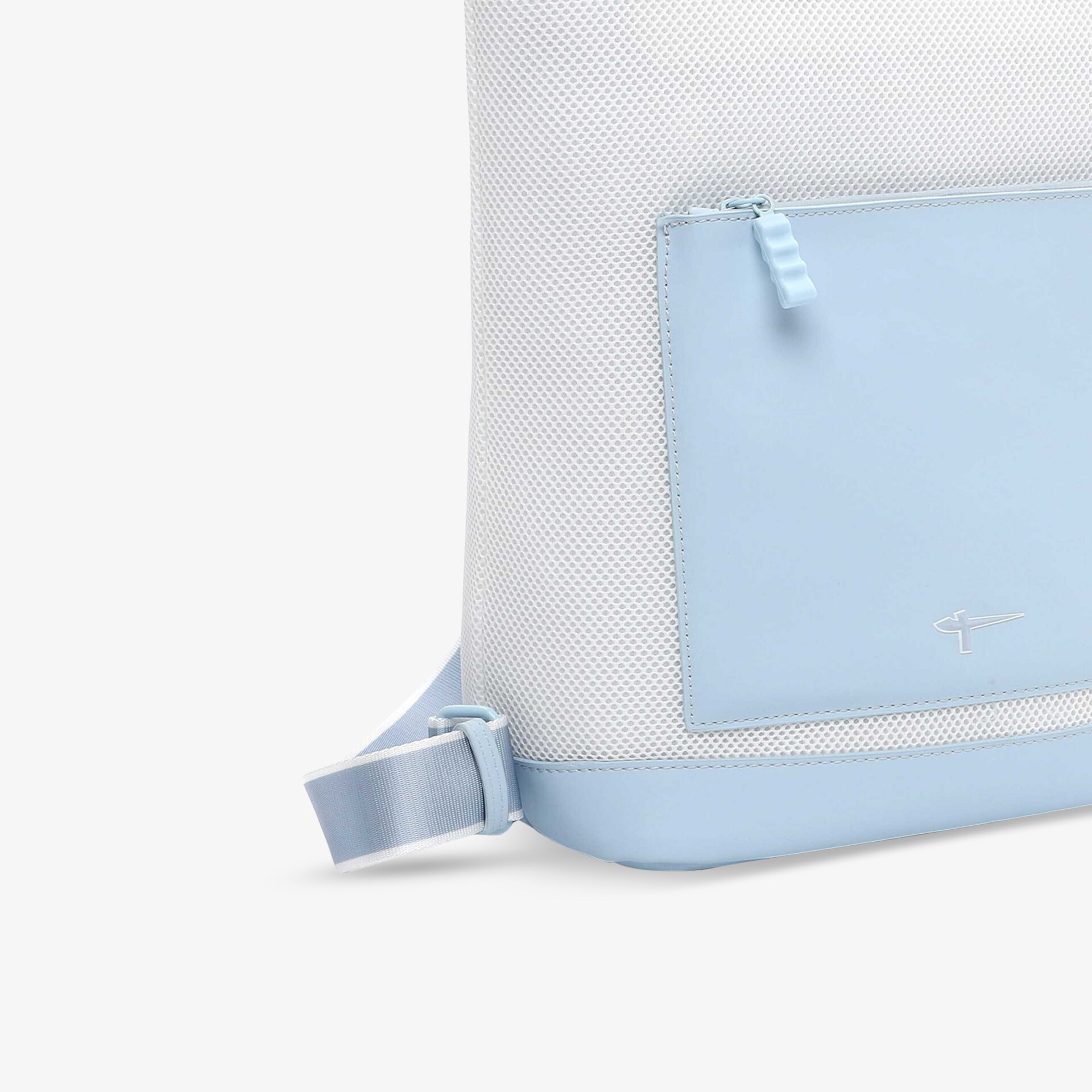 Detailaufnahme eines hellblauen Rucksacks mit praktischem Reißverschluss und modernem Design in hochwertiger Verarbeitung