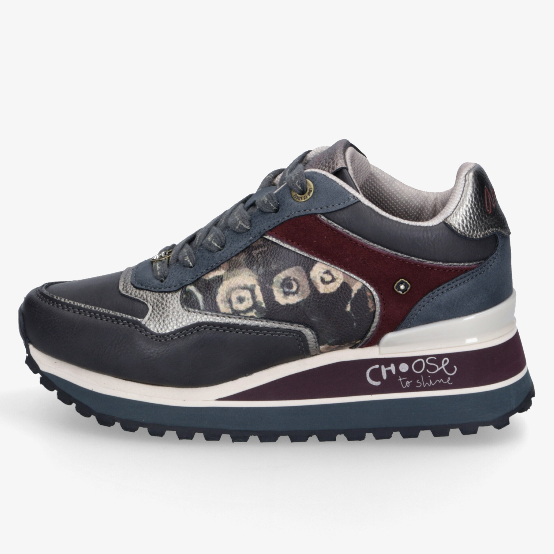 Moderner Sportschuh seitlich mit robuster Profilsohle und gepolsterter Schnürung für optimalen Tragekomfort