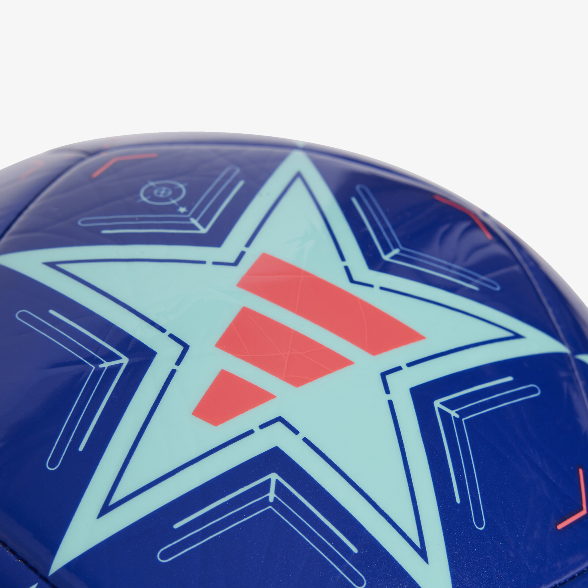 Blauer Sportball mit auffälligem Sternlogo in Nahaufnahme, klare Details der Oberfläche sichtbar