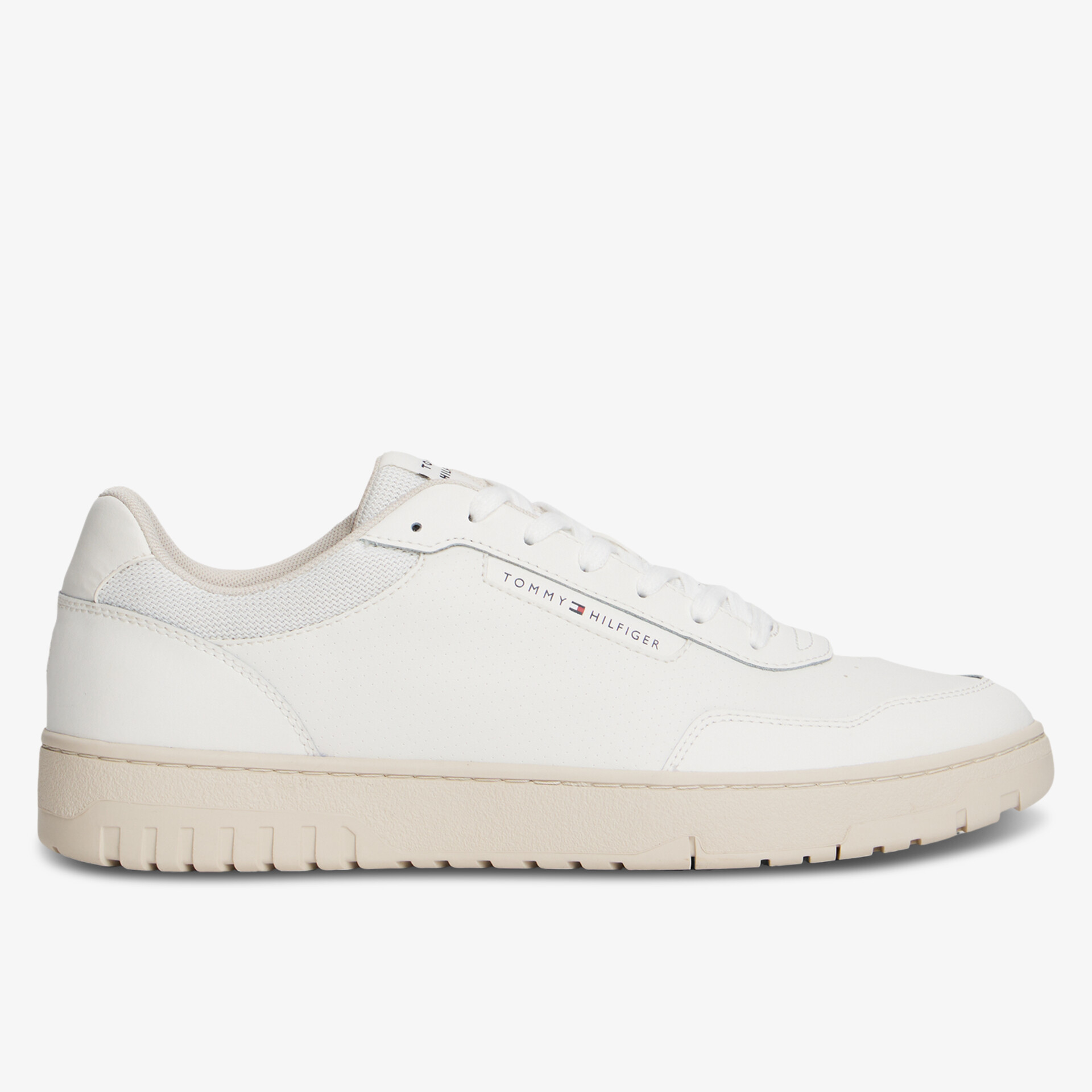 Moderner weißer Schuh mit glatter Oberfläche und sportlicher Gummisohle, klar in der Seitansicht dargestellt