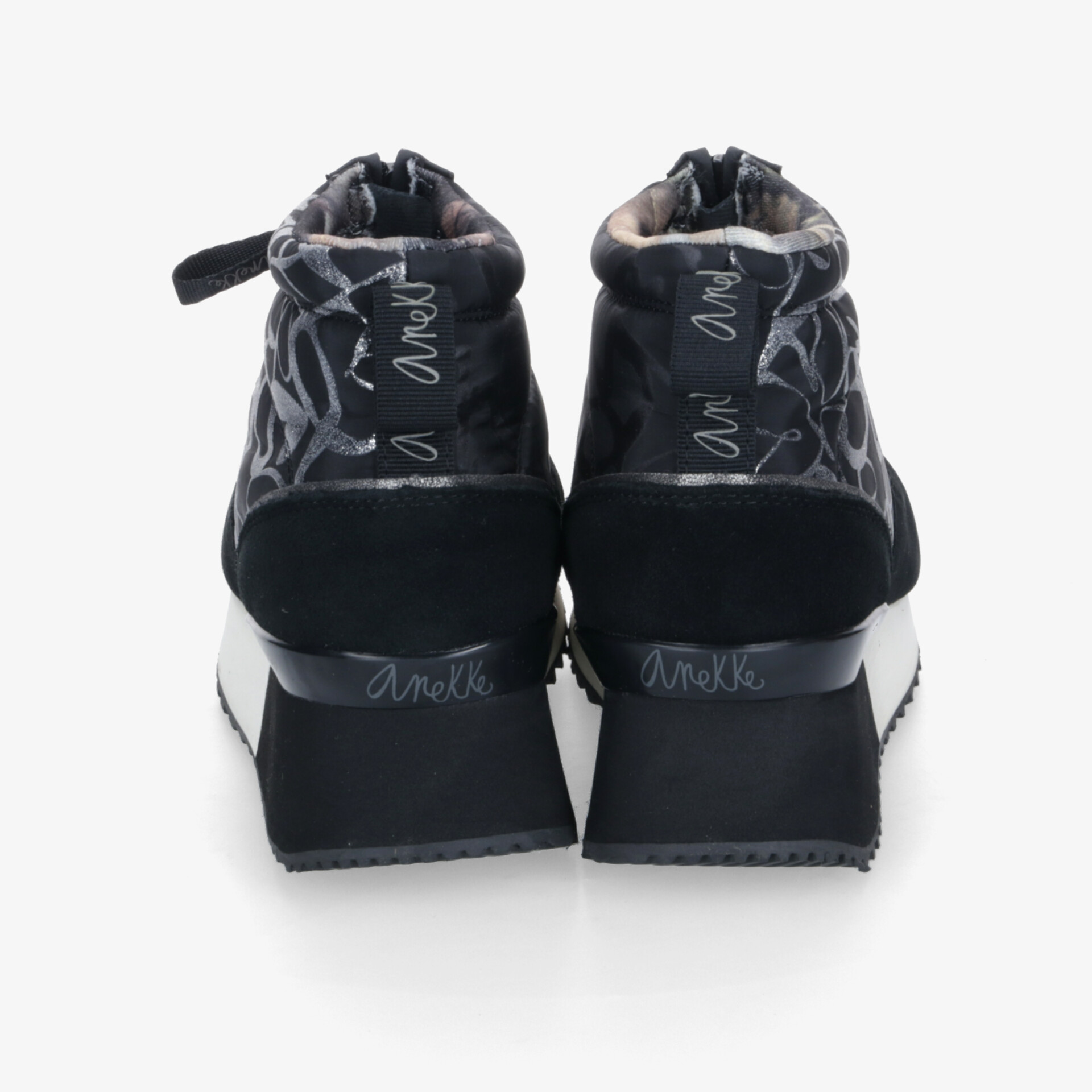 Schwarze Schuhe mit gepolstertem Schaft und stabilem Absatz, Rückansicht zeigt modische Details