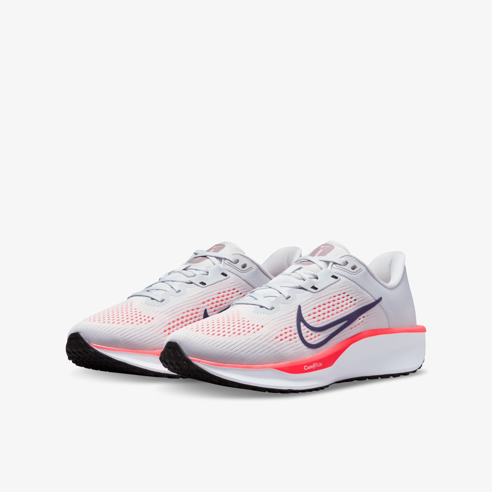 Weißes Paar Nike Laufschuhe mit atmungsaktivem Material und stoßdämpfender Sohle in schräger Vorderansicht