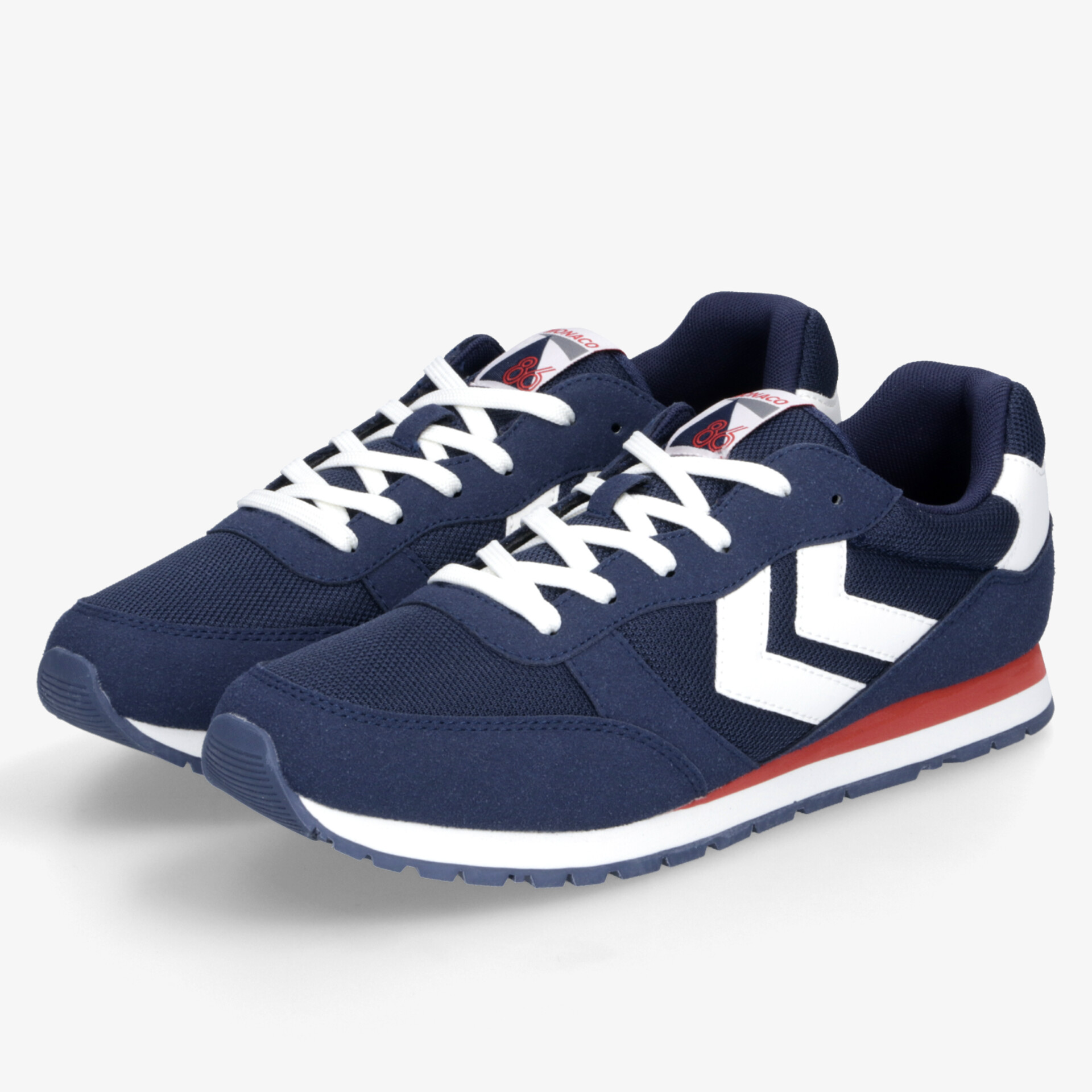 Sportliche blaue Sneaker im Paar mit komfortabler Passform und flexibler Sohle für bequemen Tragekomfort