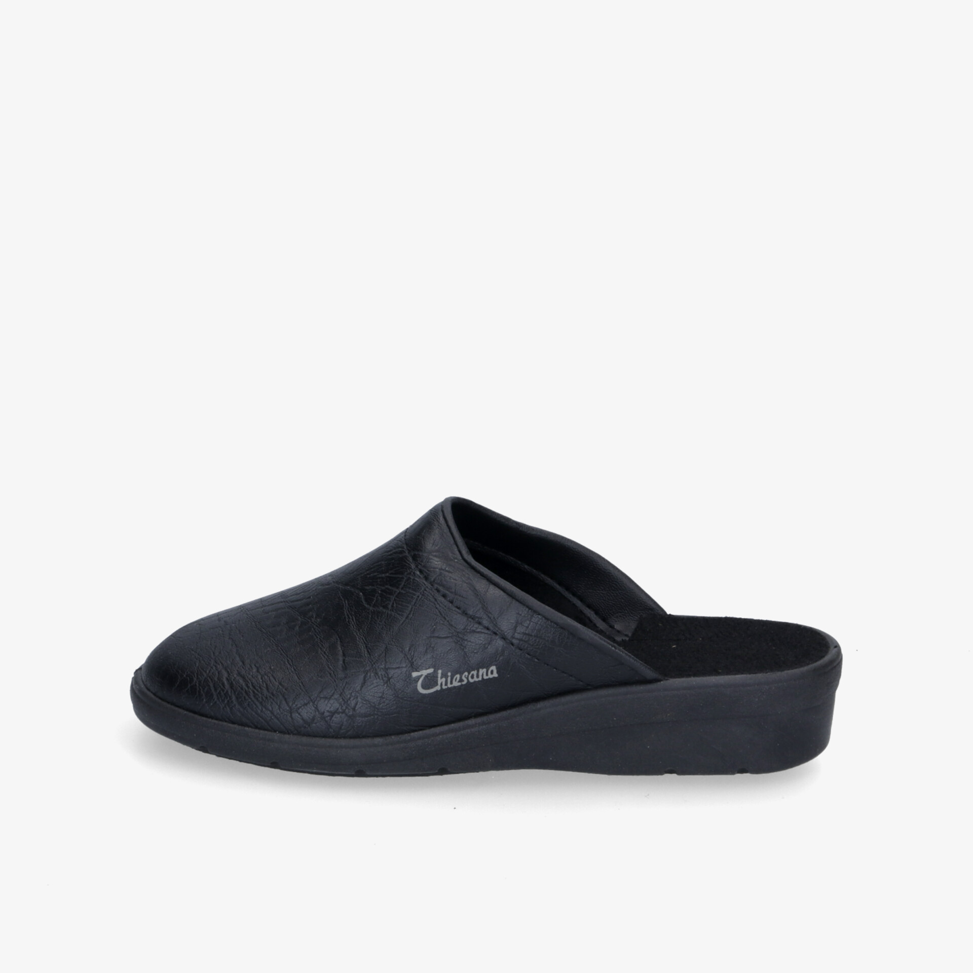 Komfortabler schwarzer Hausschuh mit ergonomischem Fußbett und schlichter Eleganz für entspanntes Tragegefühl.