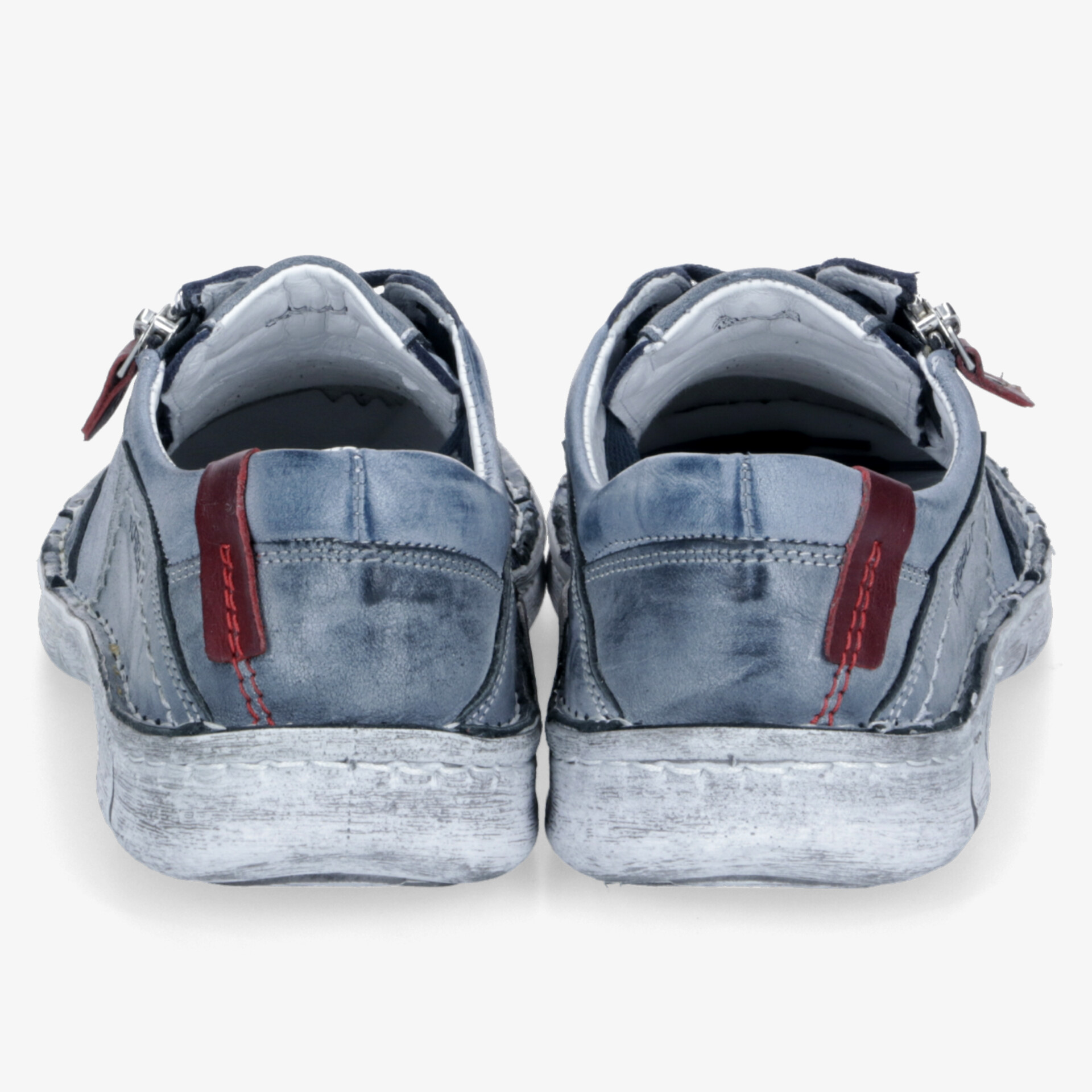 Blaue Sneakers mit lässigem Look und roten Details, perfekte Wahl für entspanntes Aussehen und Komfort.