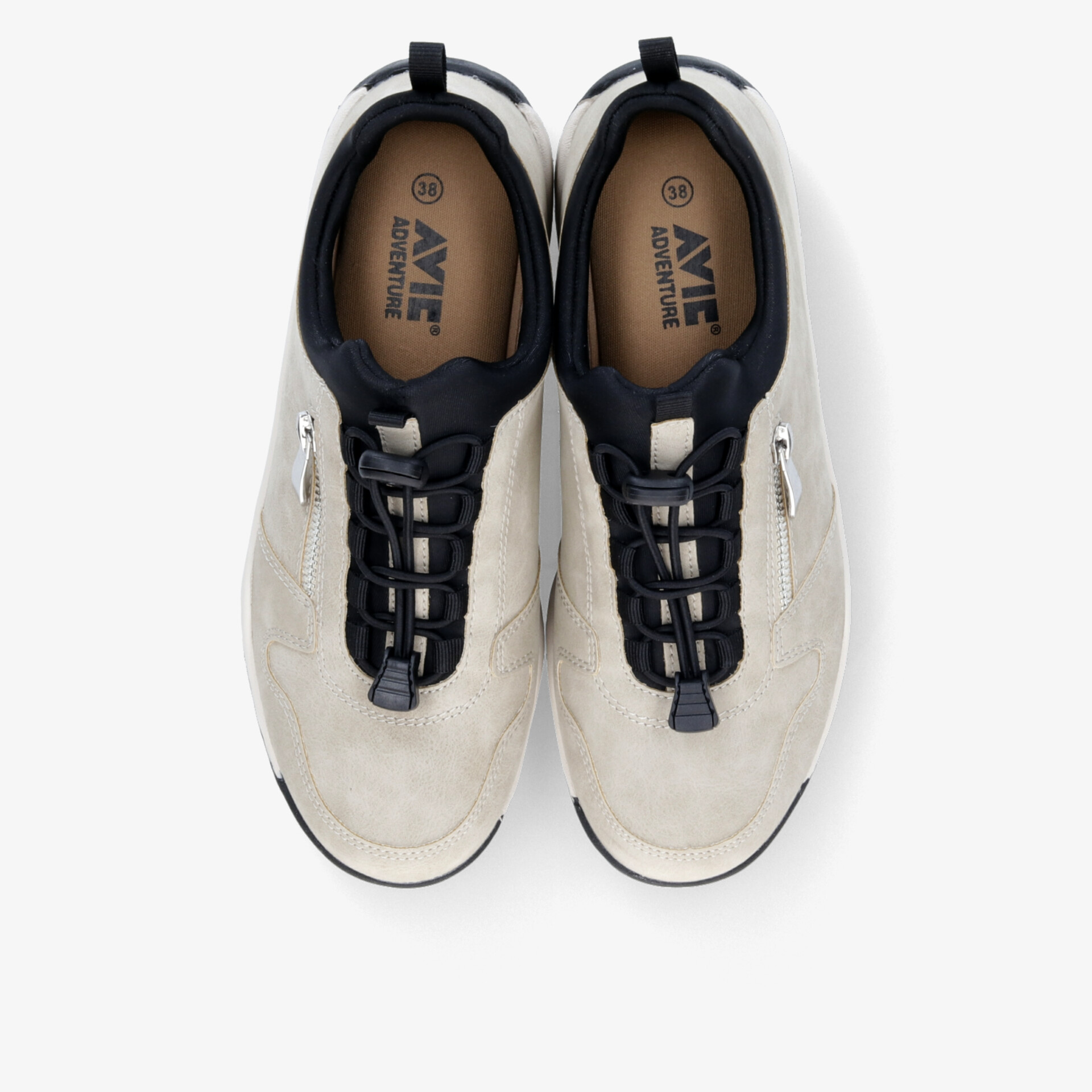 Beiges Schuhpaar liegend oben mit moderner Schnürung, weichem Material und flexibler Sohle für hohen Komfort