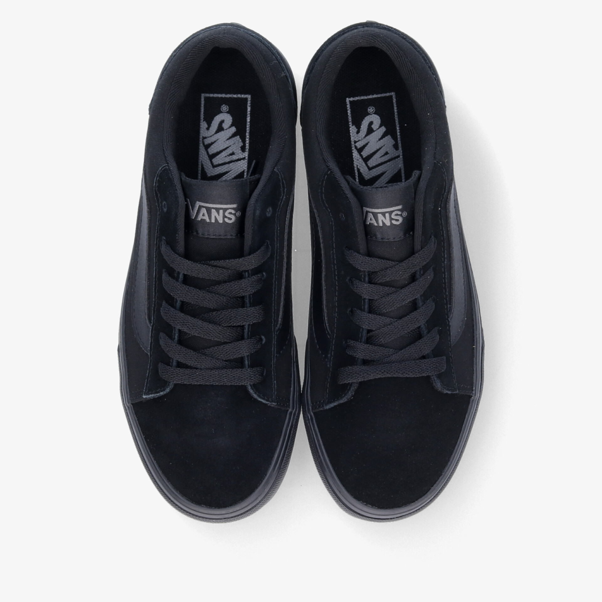Robuste schwarze Vans Sneaker als Paar mit bequemer Passform und stylischem, modernem Design von oben gezeigt