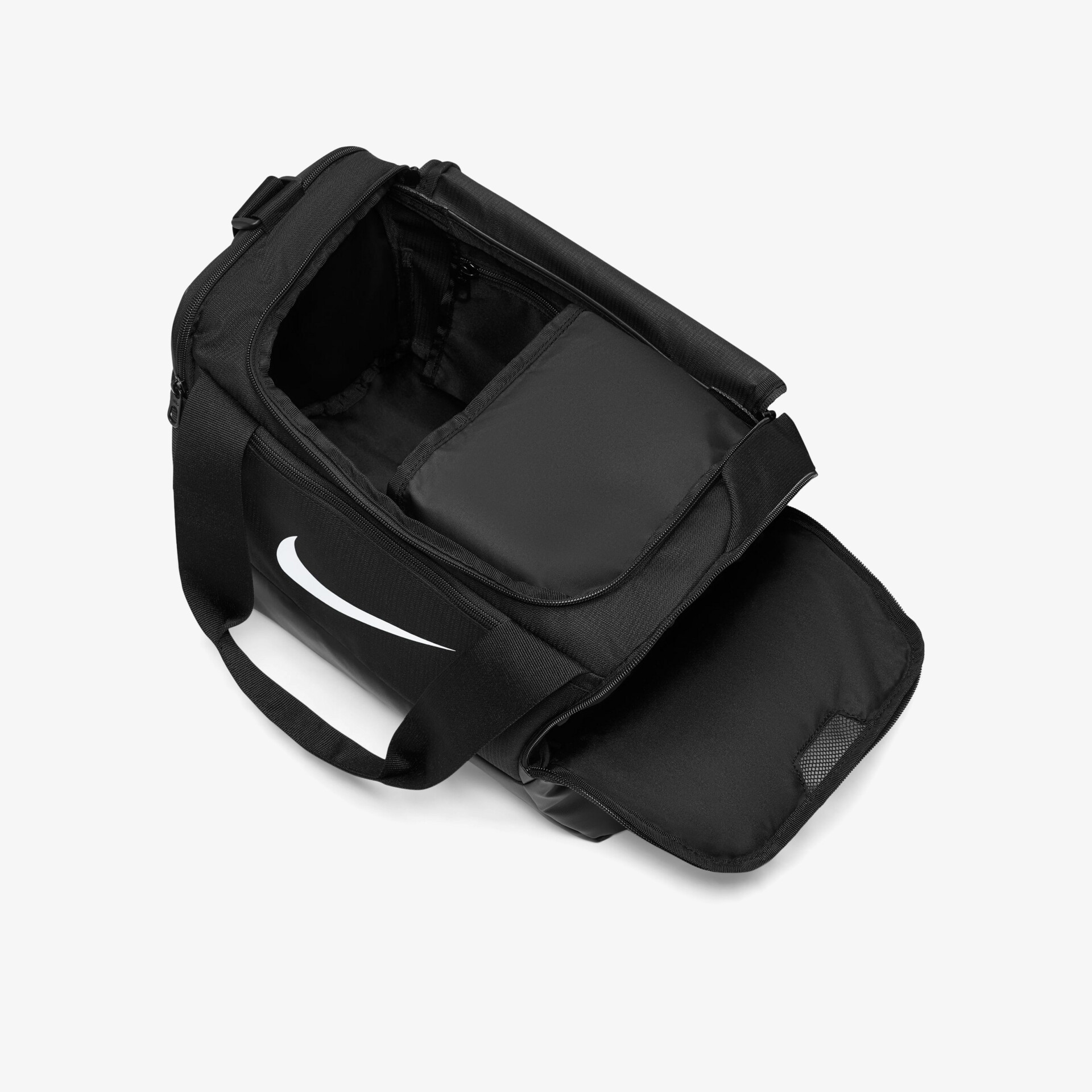 Schwarze kompakte Sporttasche mit verschiedenen Fächern, ideal für Sport und Freizeitaktivitäten.