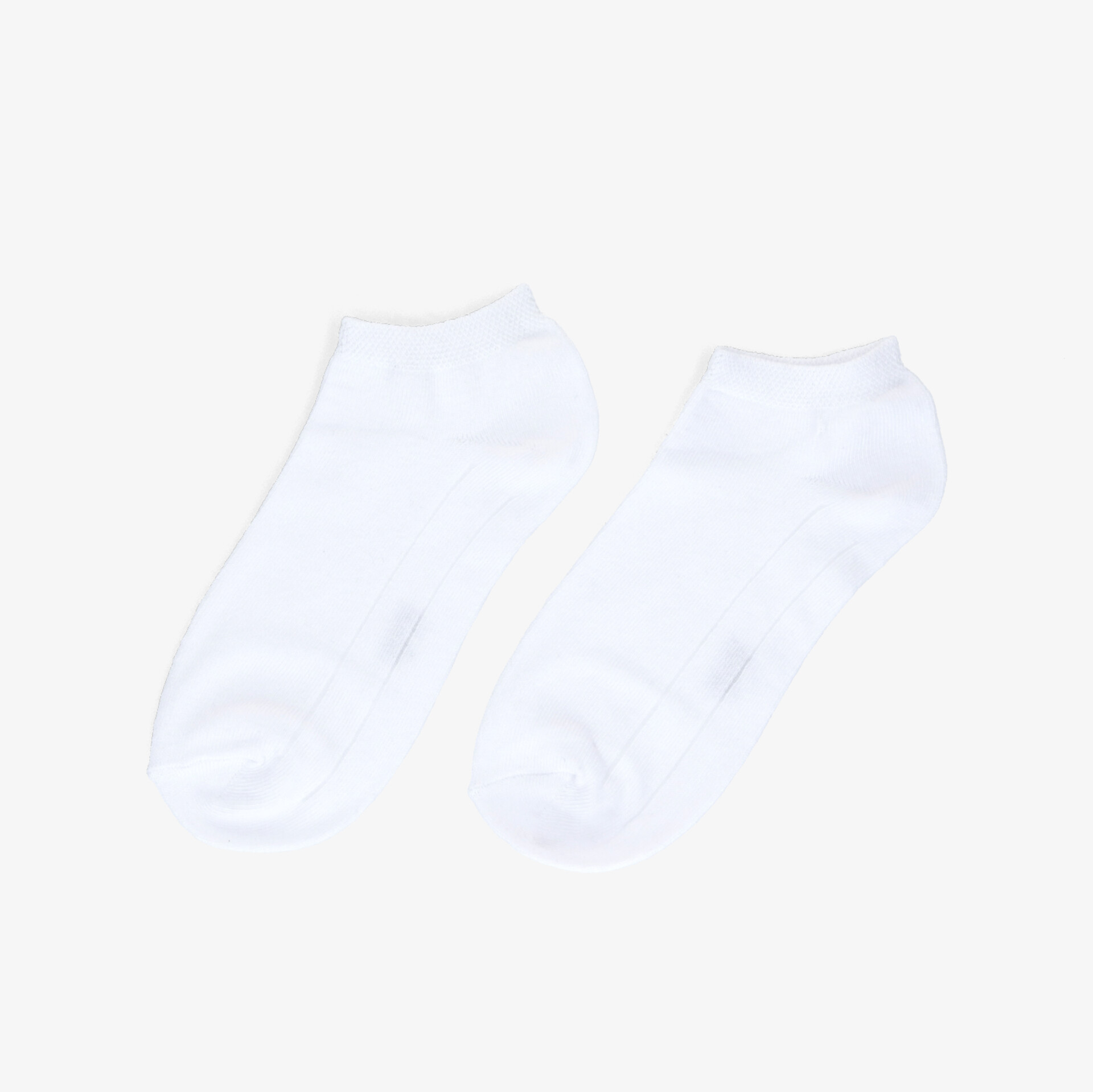 Bequeme weiße Socken für den täglichen Gebrauch, atmungsaktiv und weich. Ideal für sportliche Aktivitäten.