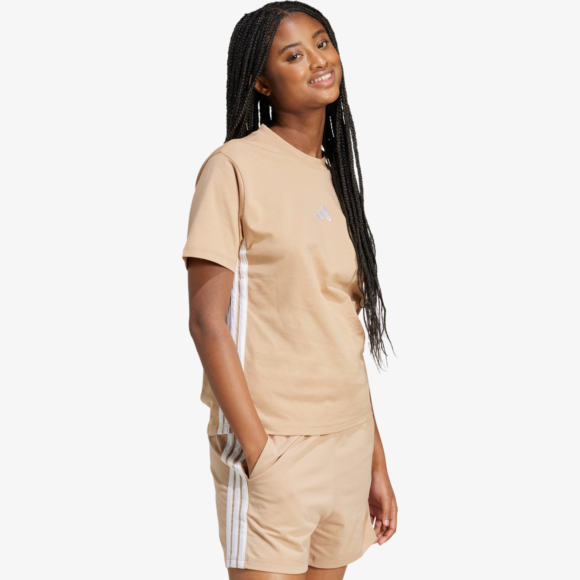 Bequemes und leichtes sportliches Outfit mit atmungsaktivem Material, ideal für Freizeit und Bewegung