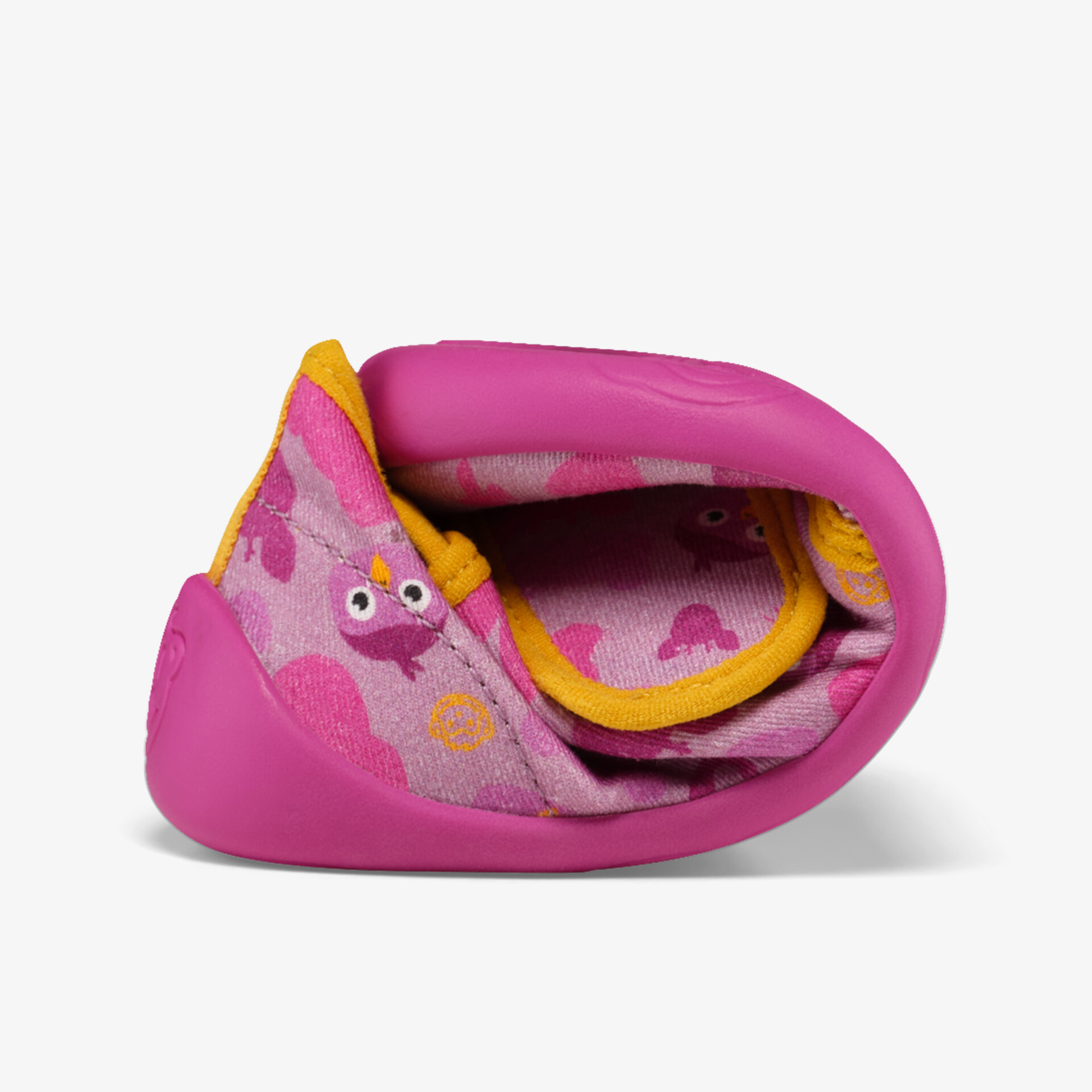 Flexibler, weicher Kinderschuh in Pink mit gelb-orange Details, leicht und bequem gefaltet dargestellt