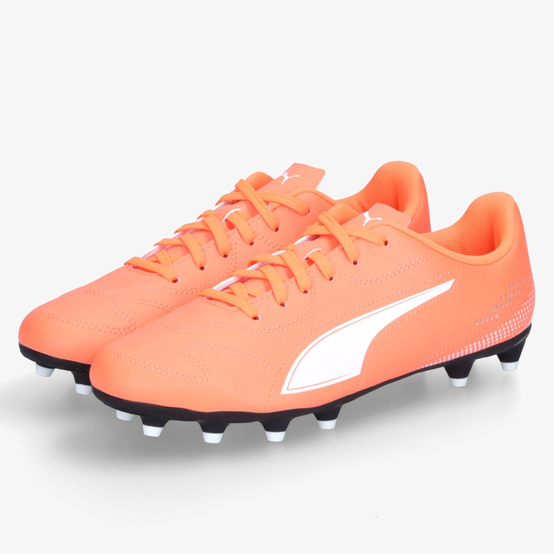 Leuchtend orange Fußballschuhe mit robusten Stollen, leichtem Material und hohem Tragekomfort