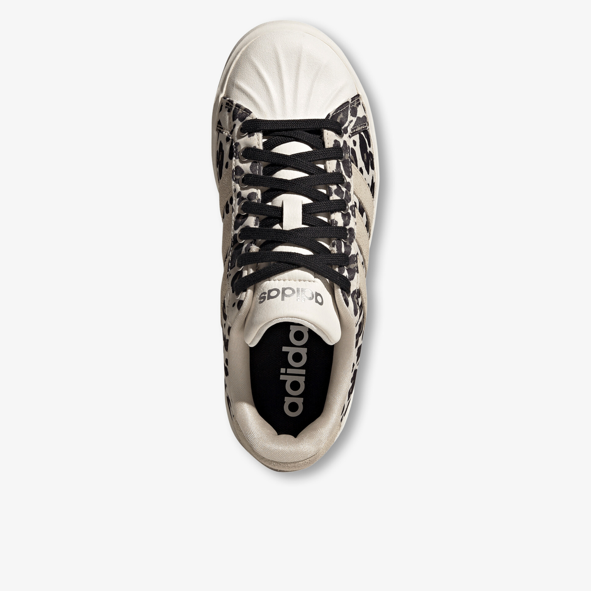 Obere Draufsicht eines sportlichen adidas Sneakers mit schwarz weißen Schnürsenkeln und bequemem Design