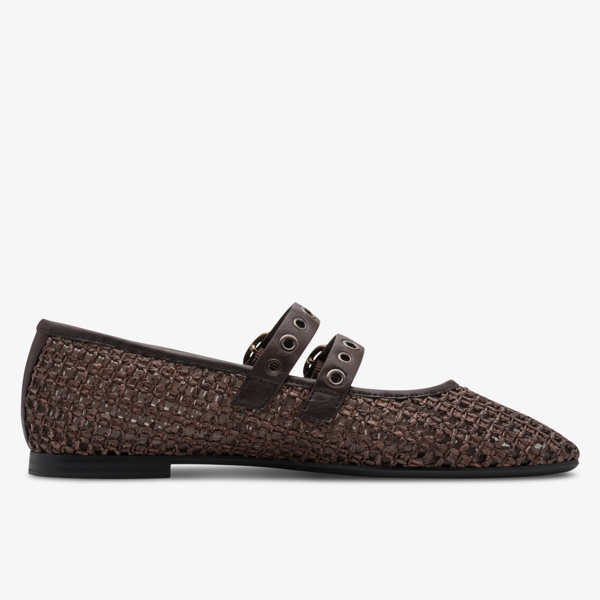 Eleganter flacher Schuh mit feiner Struktur in seitlicher Ansicht, bequem und stilvoll