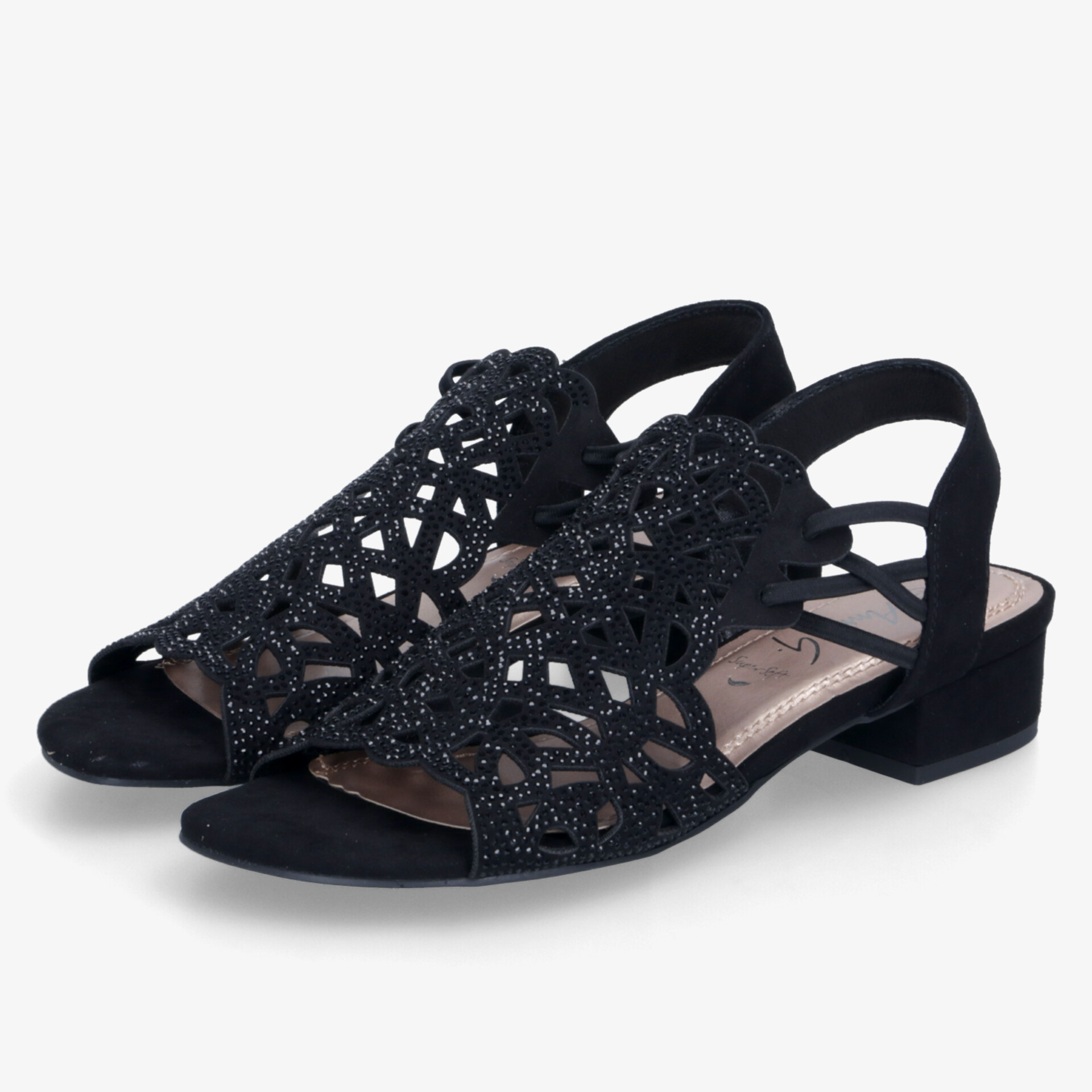 Elegantes Paar schwarze Sandalen mit verzierter Riemenstruktur und niedrigem Absatz, ideal für sommerlichen Komfort
