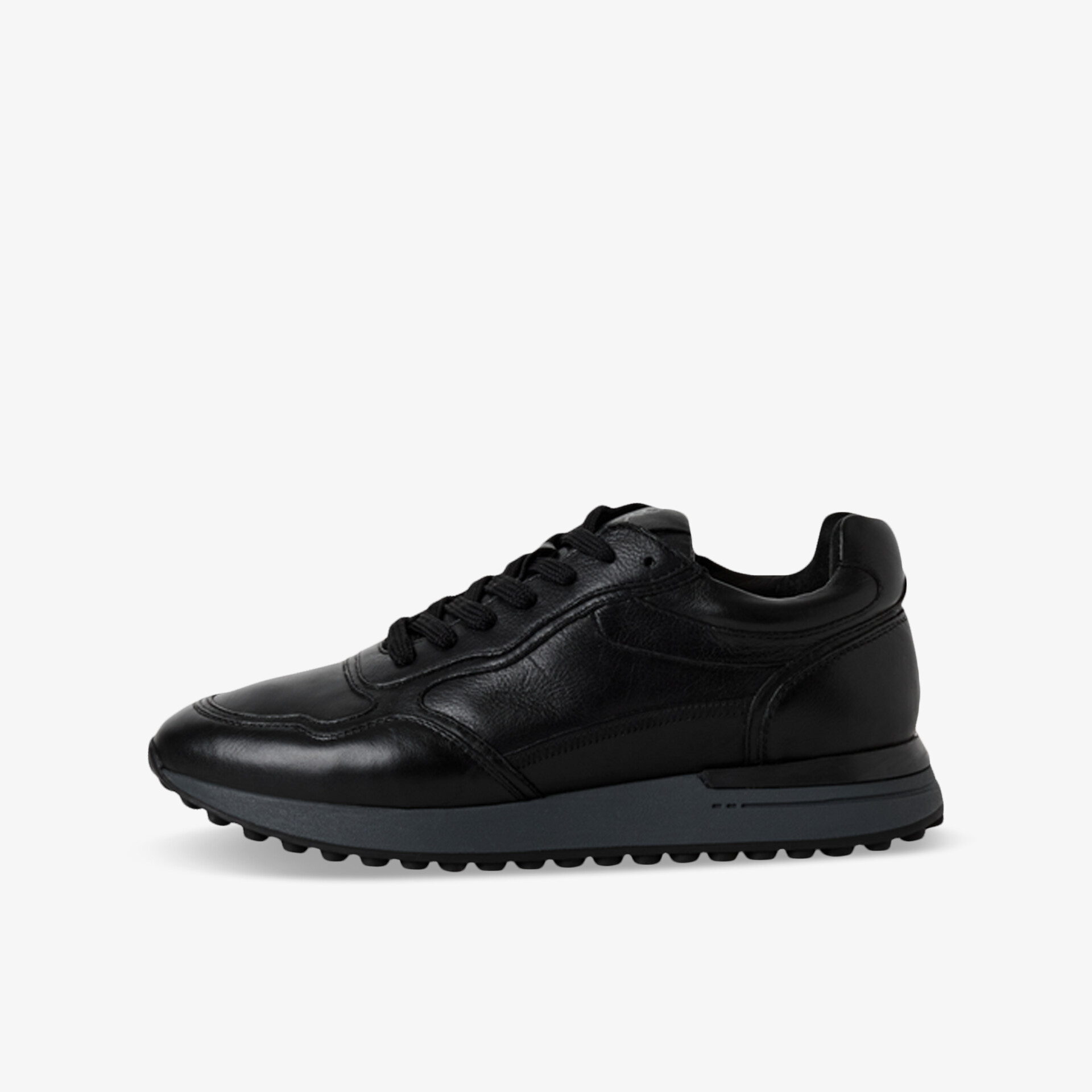 Schwarzer Sneaker mit weichem Material, rutschfester Sohle und modernem Design in klarer seitlicher Ansicht
