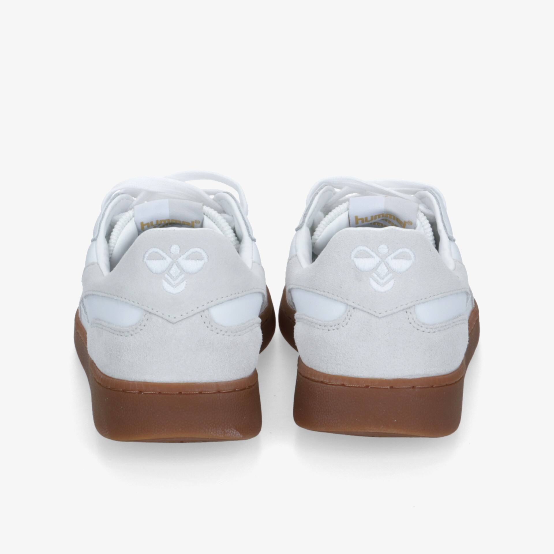 Rückansicht von weißen Schuhen mit brauner Sohle, klarer eleganter Look und komfortable Gestaltung