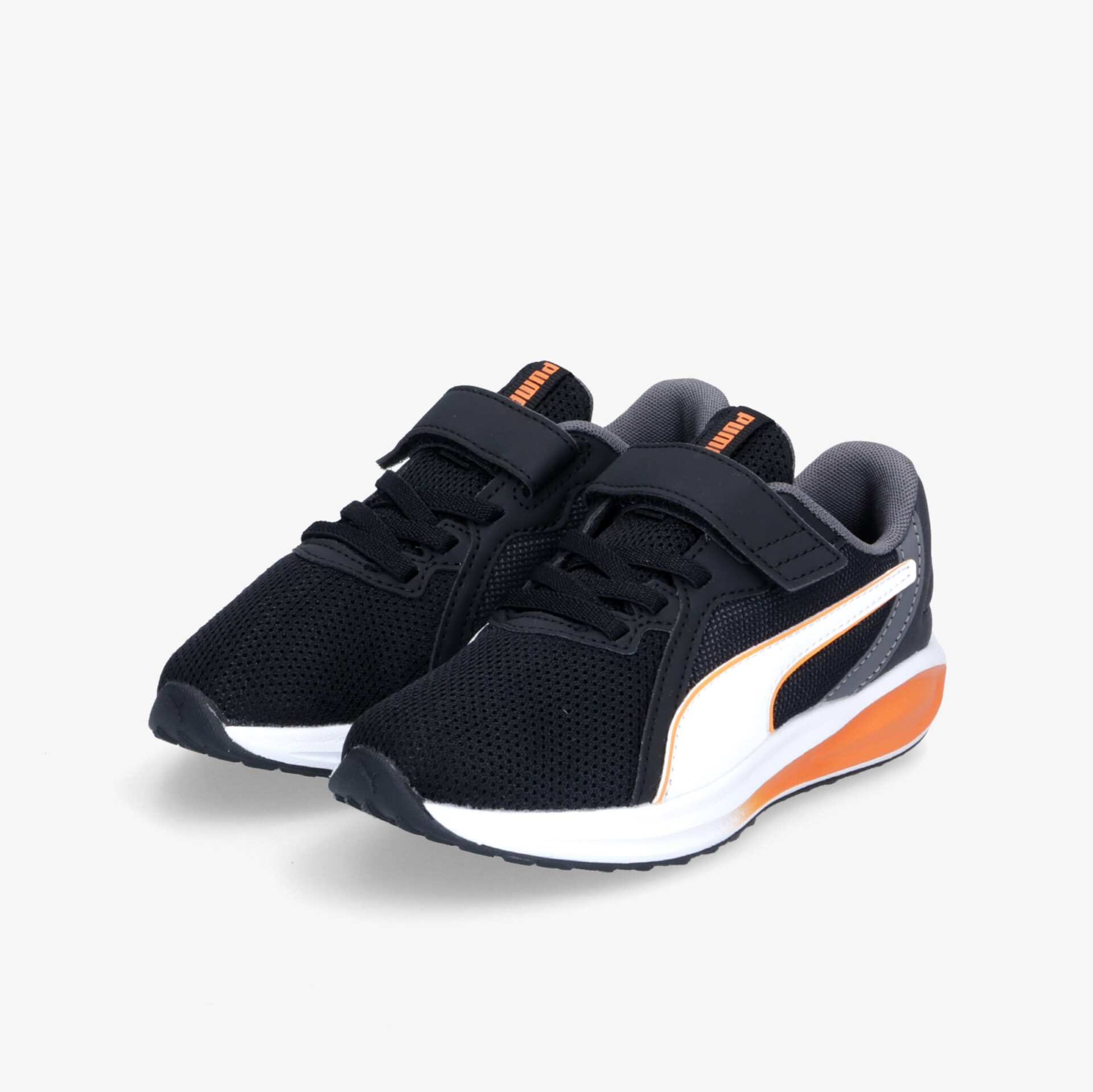 Sportliche schwarze Sneakers mit orangenen Akzenten und Klettverschluss für maximalen Komfort und Stil.