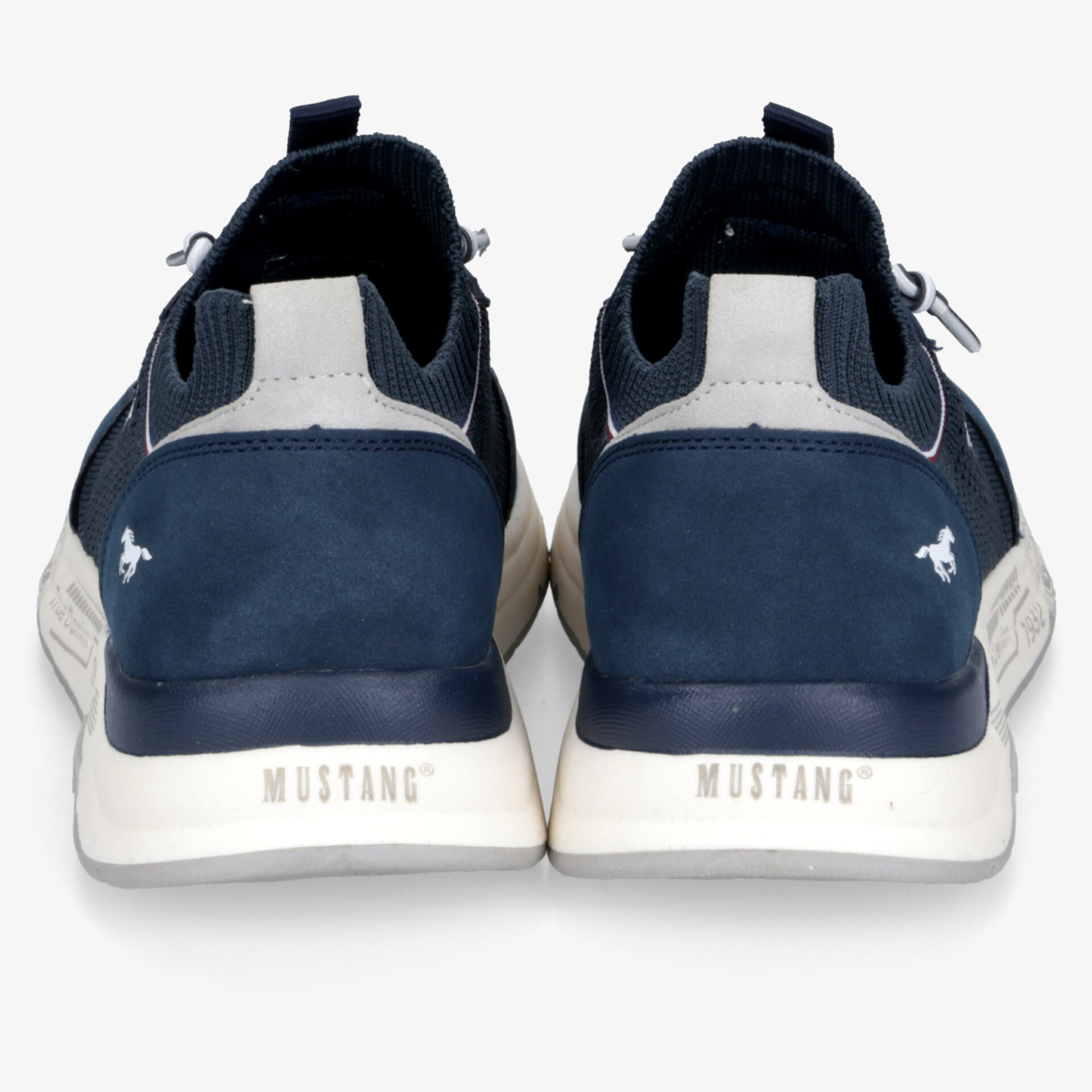 Rückansicht von stylischen Mustang Sneakern in Blau und Weiß mit robuster, bequemer Sohle